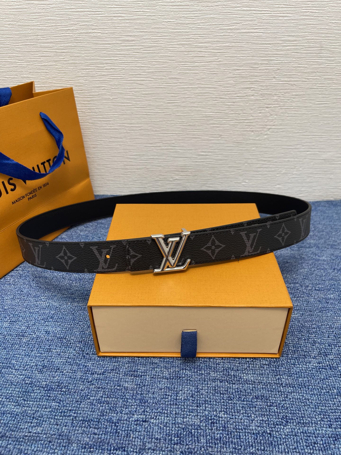 🔴 【品牌】LV  3．0cm 
🔴 【描述】这款饰有LV带扣的腰带配以水牛皮衬里，覆以Monogram
