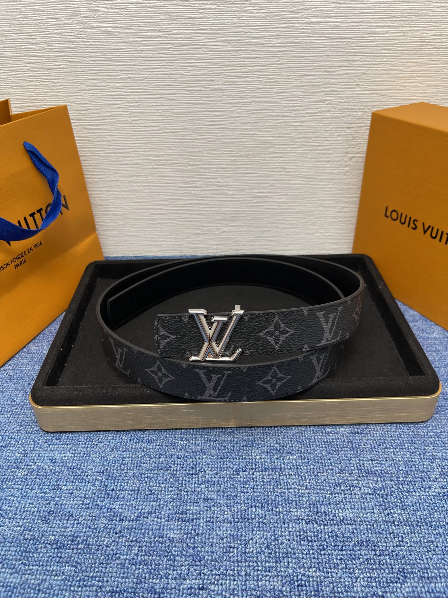 🔴 【品牌】LV  3．0cm 
🔴 【描述】这款饰有LV带扣的腰带配以水牛皮衬里，覆以Monogram