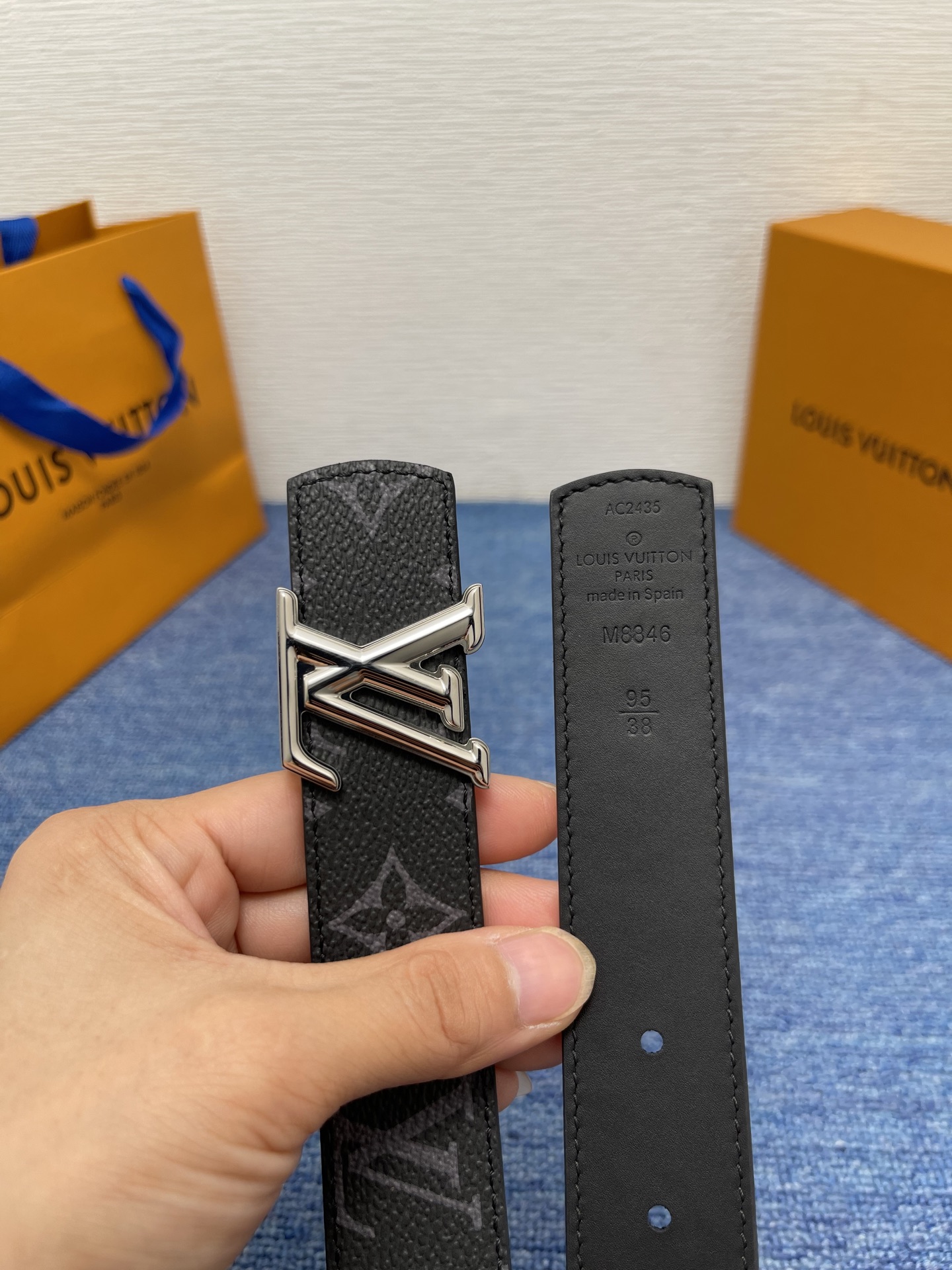 🔴 【品牌】LV  3．0cm 
🔴 【描述】这款饰有LV带扣的腰带配以水牛皮衬里，覆以Monogram
