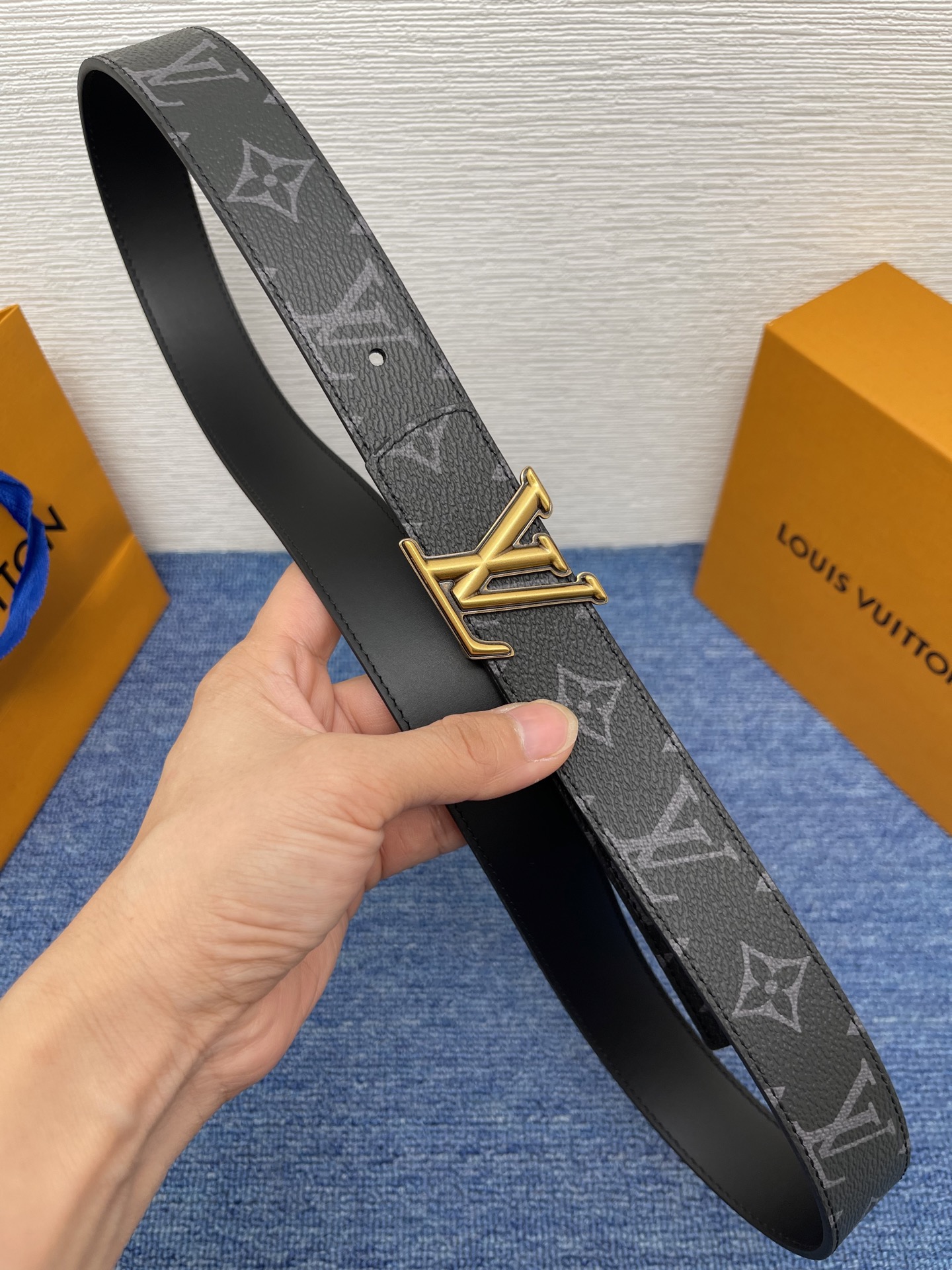 🔴 【品牌】LV  3．0cm 
🔴 【描述】这款饰有LV带扣的腰带配以水牛皮衬里，覆以Monogram