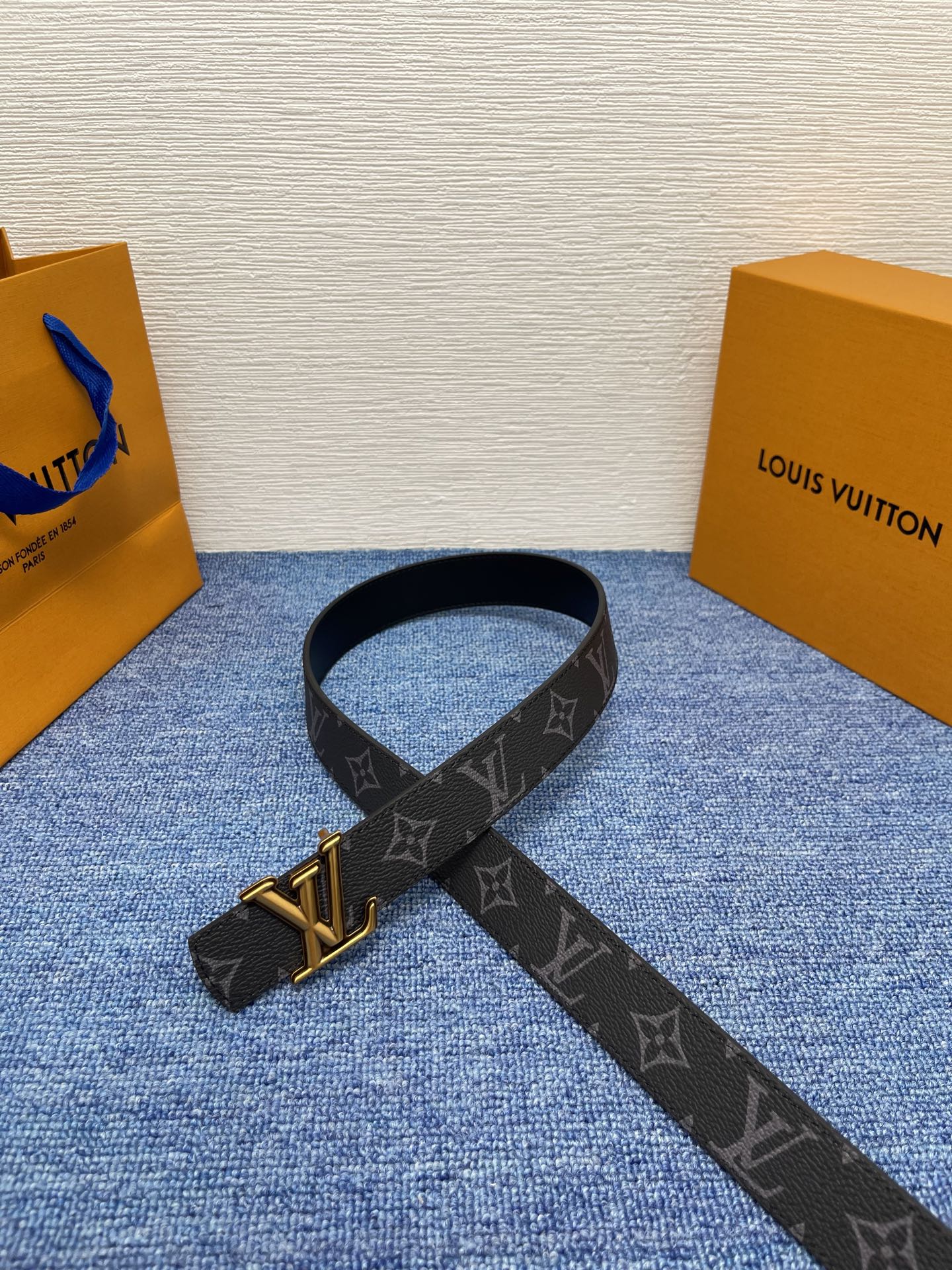 🔴 【品牌】LV  3．0cm 
🔴 【描述】这款饰有LV带扣的腰带配以水牛皮衬里，覆以Monogram