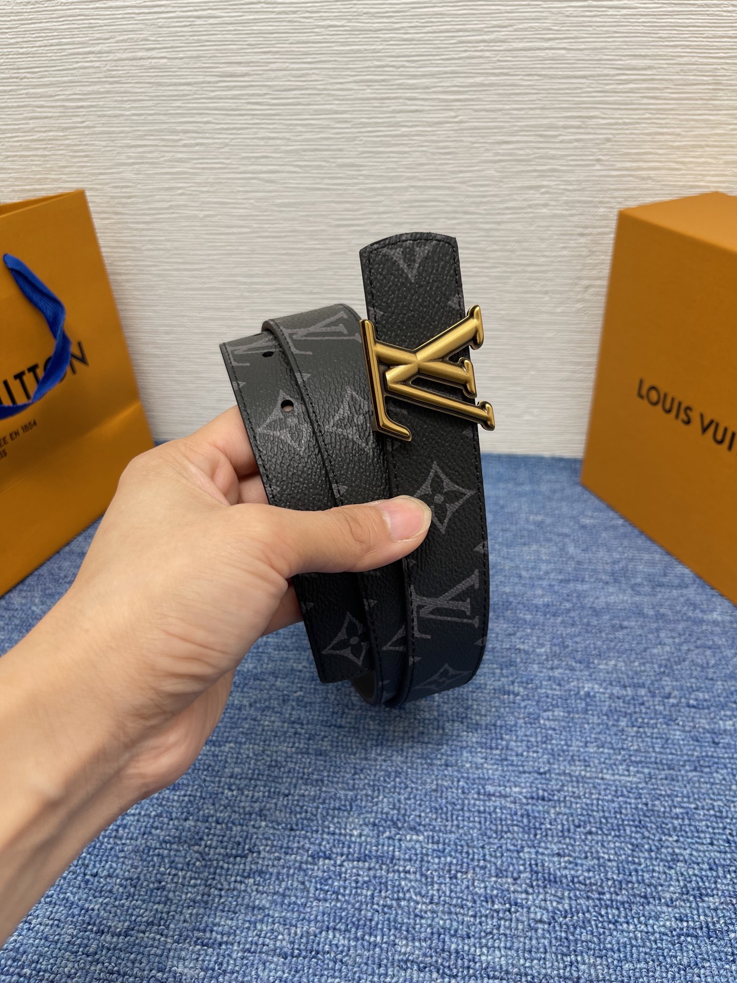 🔴 【品牌】LV  3．0cm 
🔴 【描述】这款饰有LV带扣的腰带配以水牛皮衬里，覆以Monogram