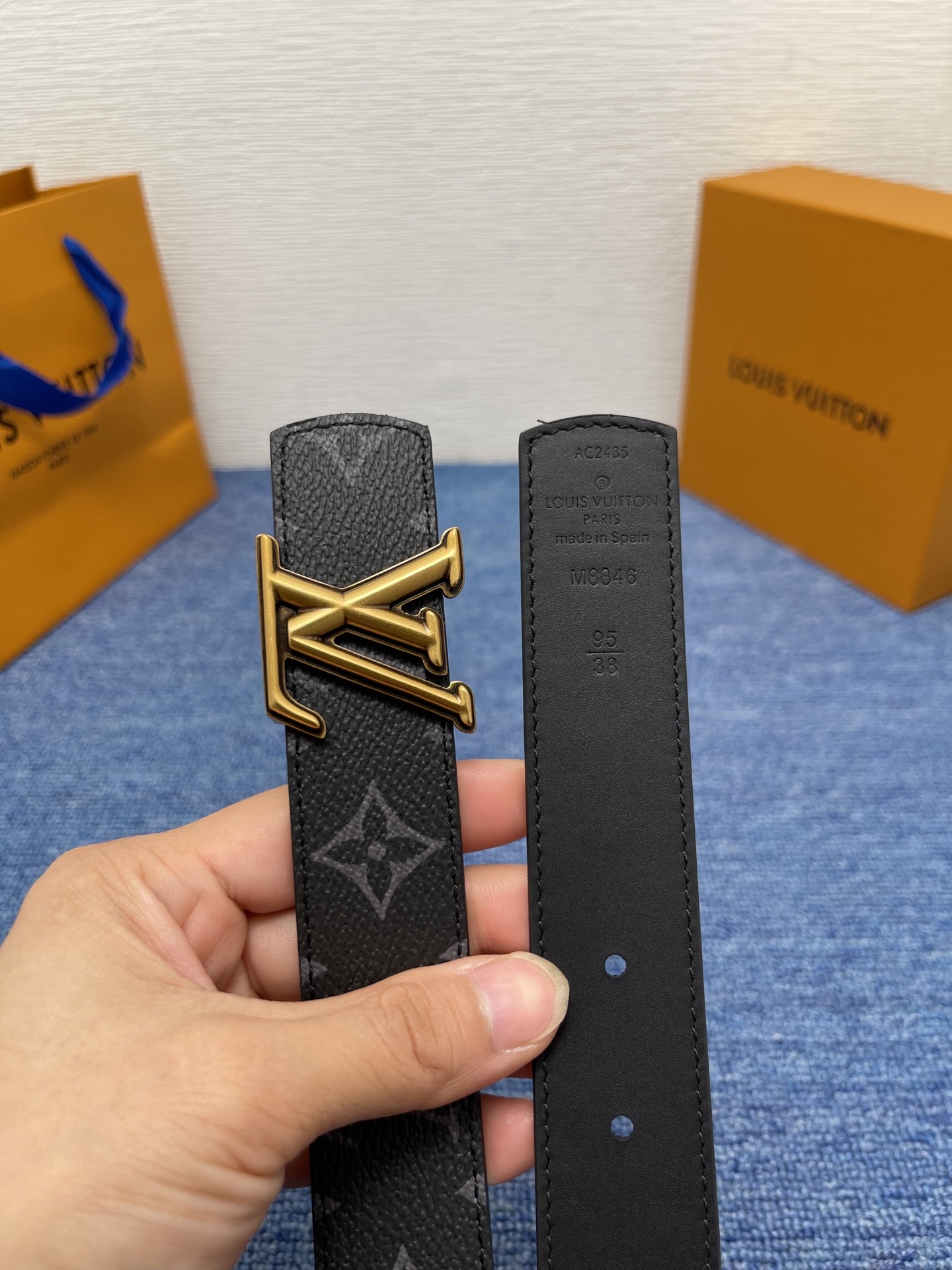 🔴 【品牌】LV  3．0cm 
🔴 【描述】这款饰有LV带扣的腰带配以水牛皮衬里，覆以Monogram