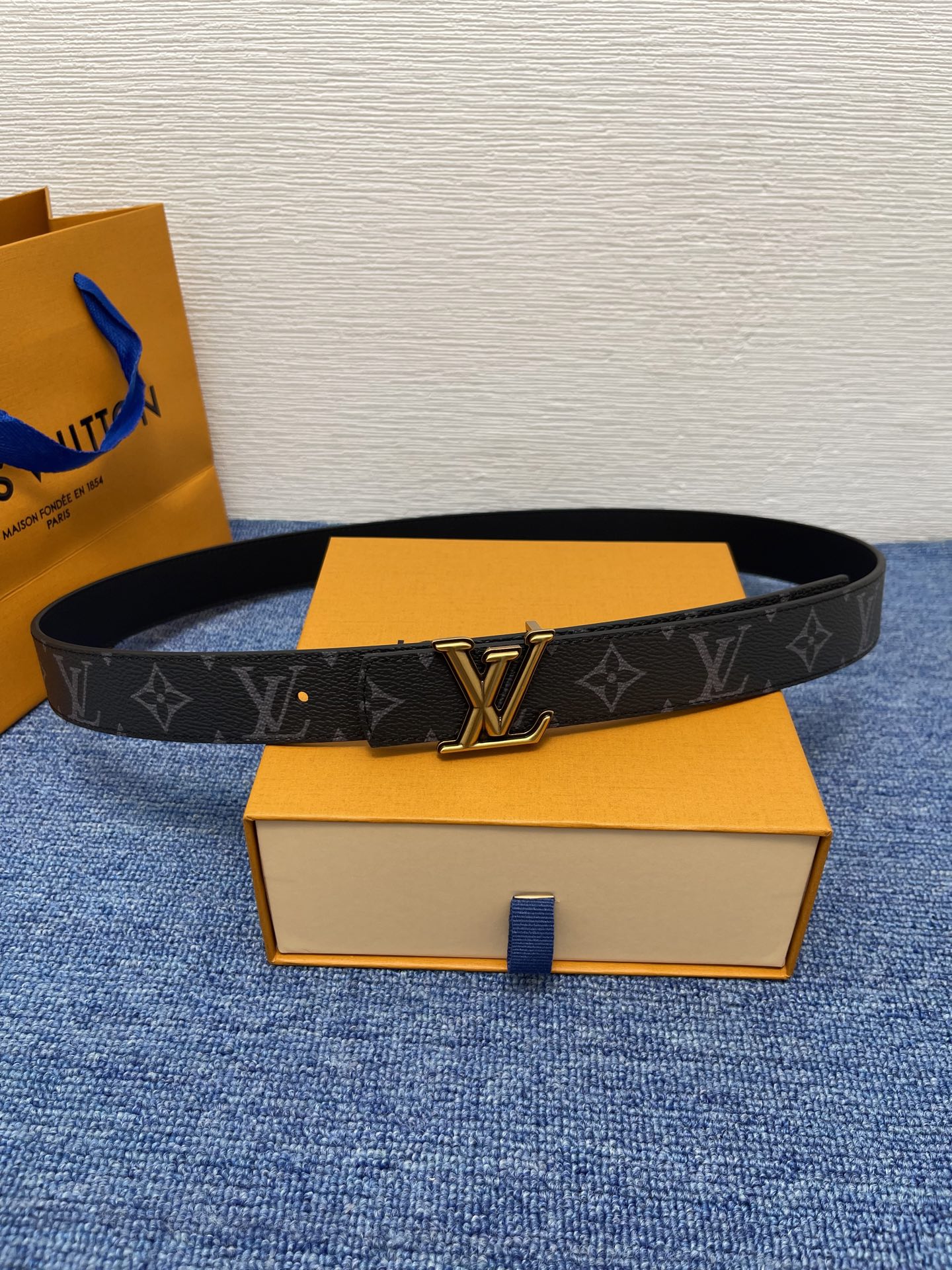 🔴 【品牌】LV  3．0cm 
🔴 【描述】这款饰有LV带扣的腰带配以水牛皮衬里，覆以Monogram