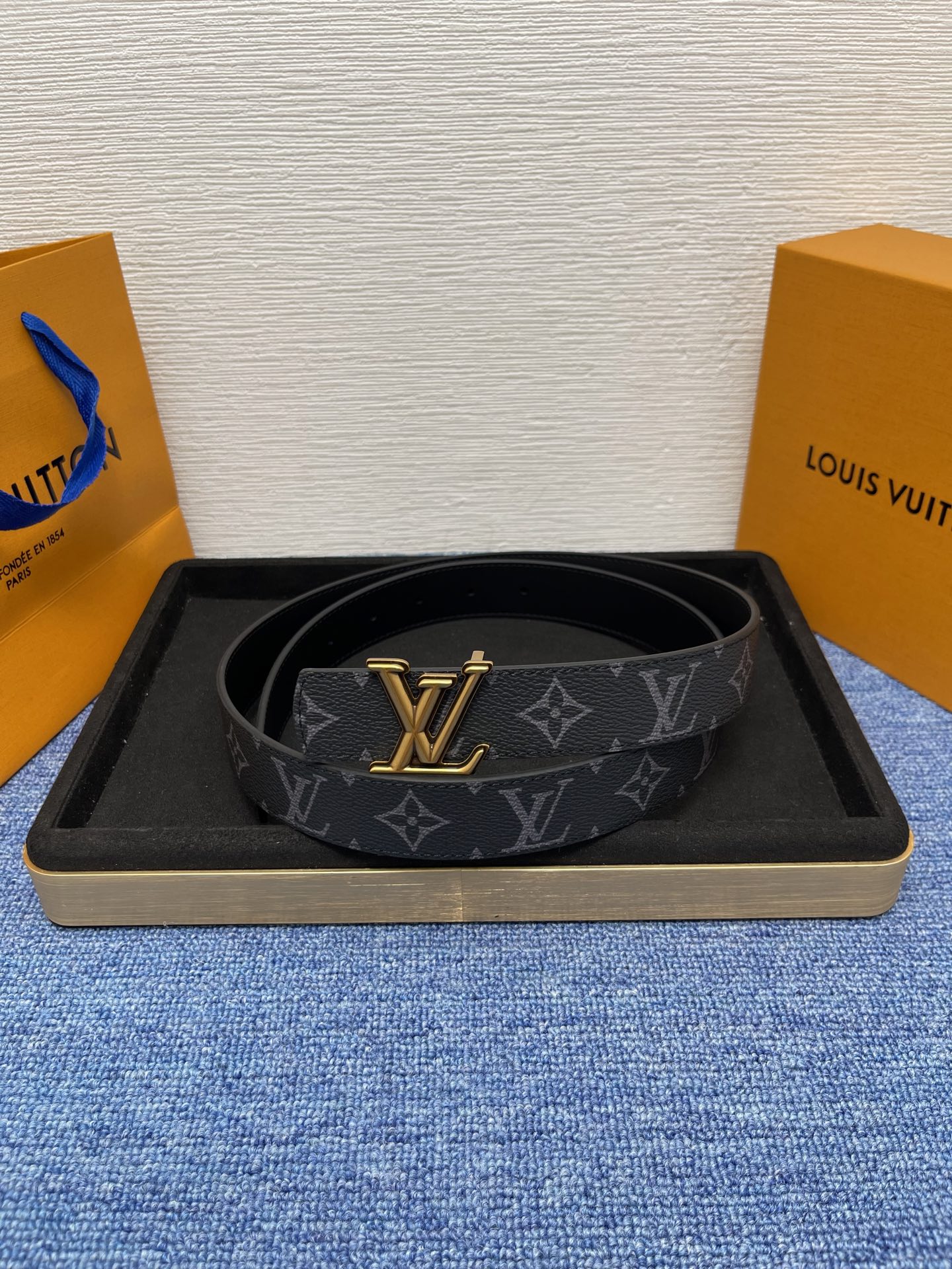 🔴 【品牌】LV  3．0cm 
🔴 【描述】这款饰有LV带扣的腰带配以水牛皮衬里，覆以Monogram