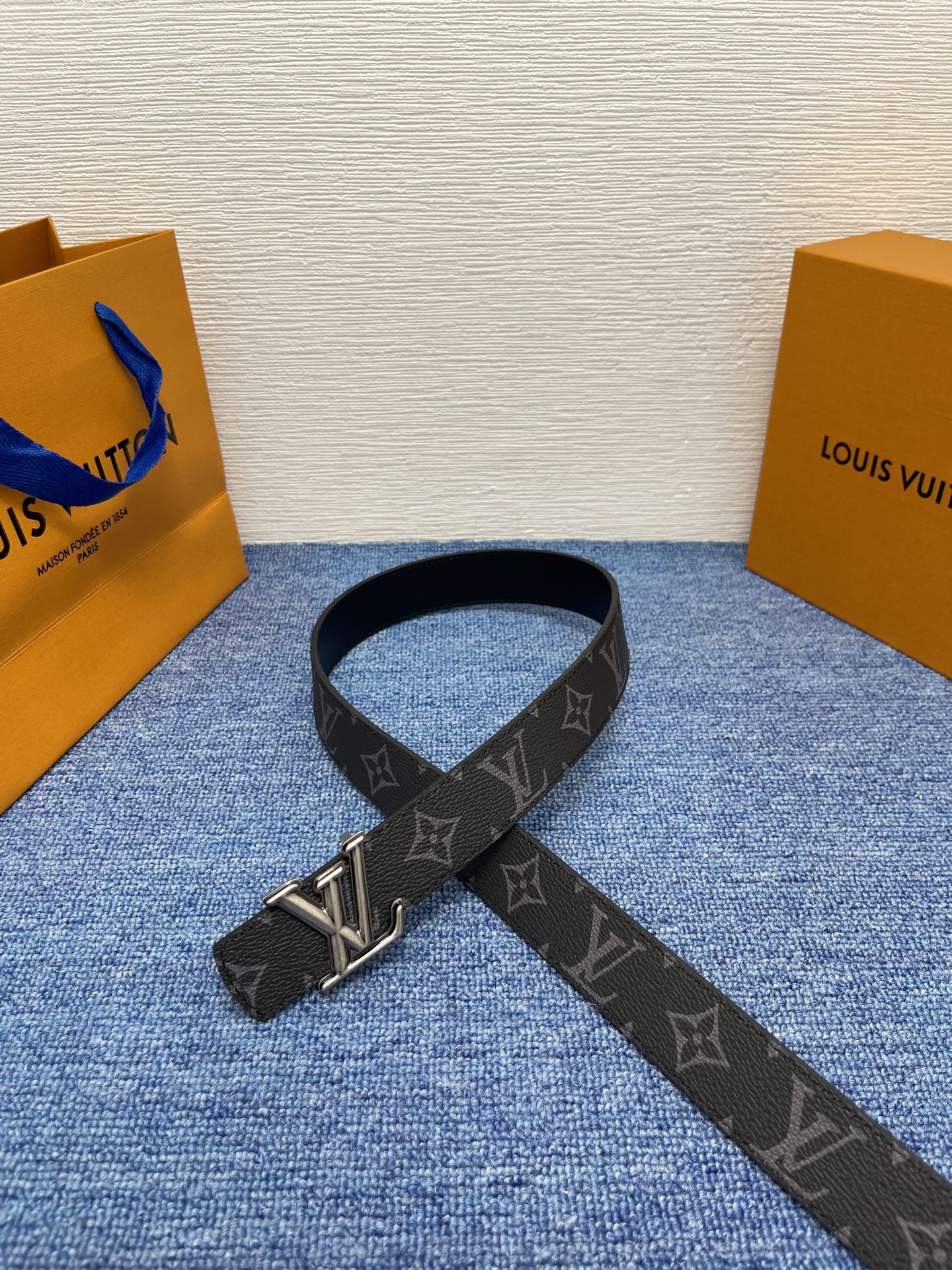 🔴 【品牌】LV  3．0cm 
🔴 【描述】这款饰有LV带扣的腰带配以水牛皮衬里，覆以Monogram