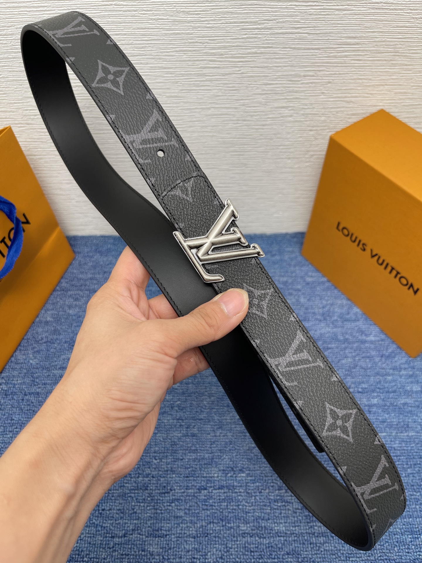 🔴 【品牌】LV  3．0cm 
🔴 【描述】这款饰有LV带扣的腰带配以水牛皮衬里，覆以Monogram