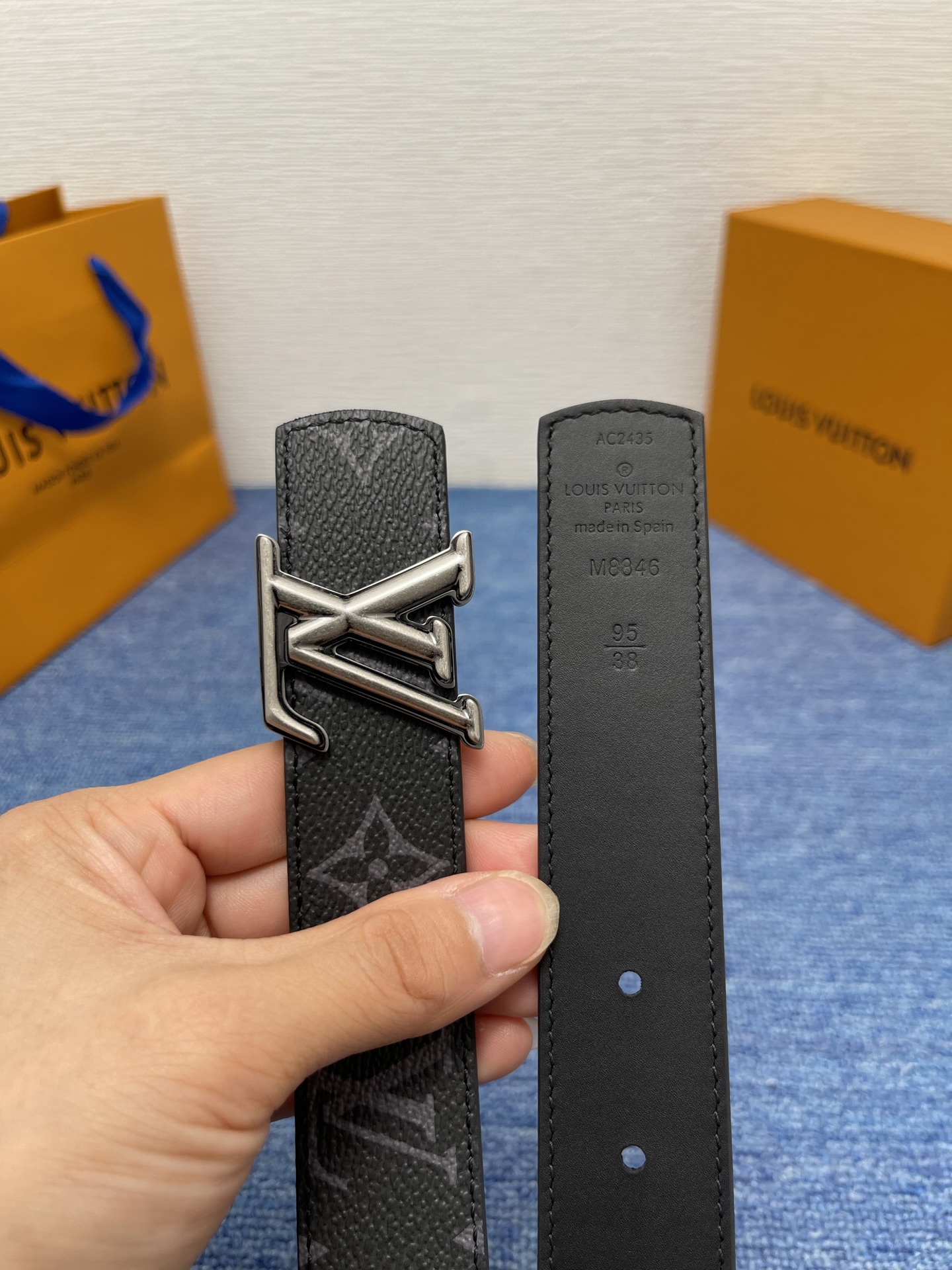 🔴 【品牌】LV  3．0cm 
🔴 【描述】这款饰有LV带扣的腰带配以水牛皮衬里，覆以Monogram