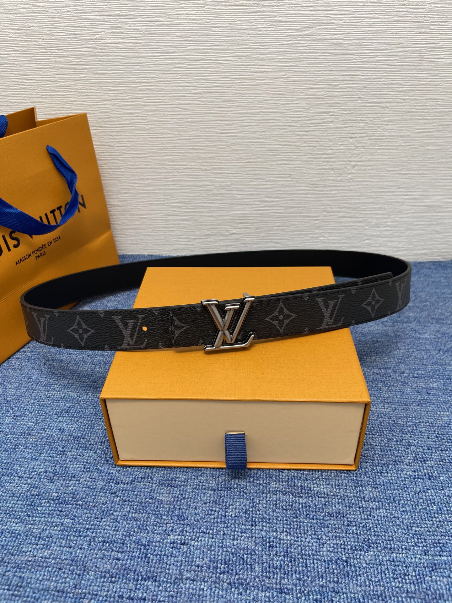 🔴 【品牌】LV  3．0cm 
🔴 【描述】这款饰有LV带扣的腰带配以水牛皮衬里，覆以Monogram