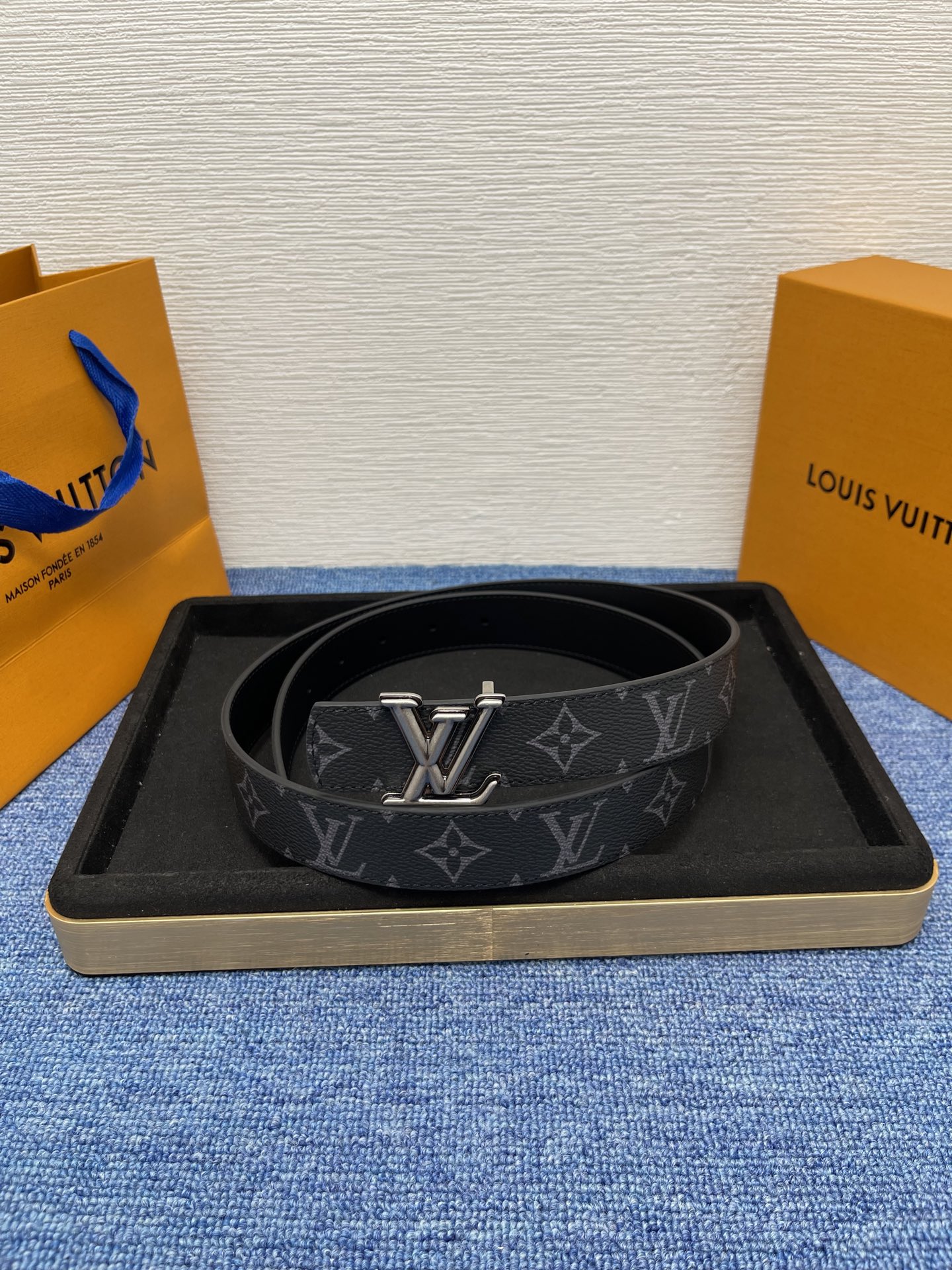 🔴 【品牌】LV  3．0cm 
🔴 【描述】这款饰有LV带扣的腰带配以水牛皮衬里，覆以Monogram