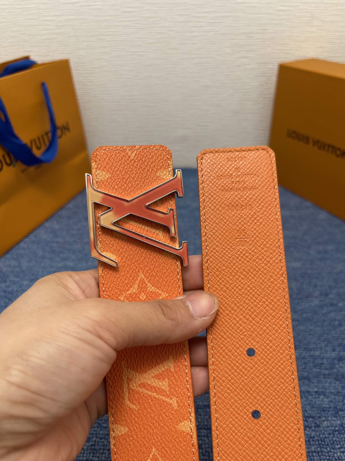 🔴 【品牌】LV  4．0cm 
🔴 【描述】这款饰有LV带扣的腰带配以水牛皮衬里，覆以Monogram
