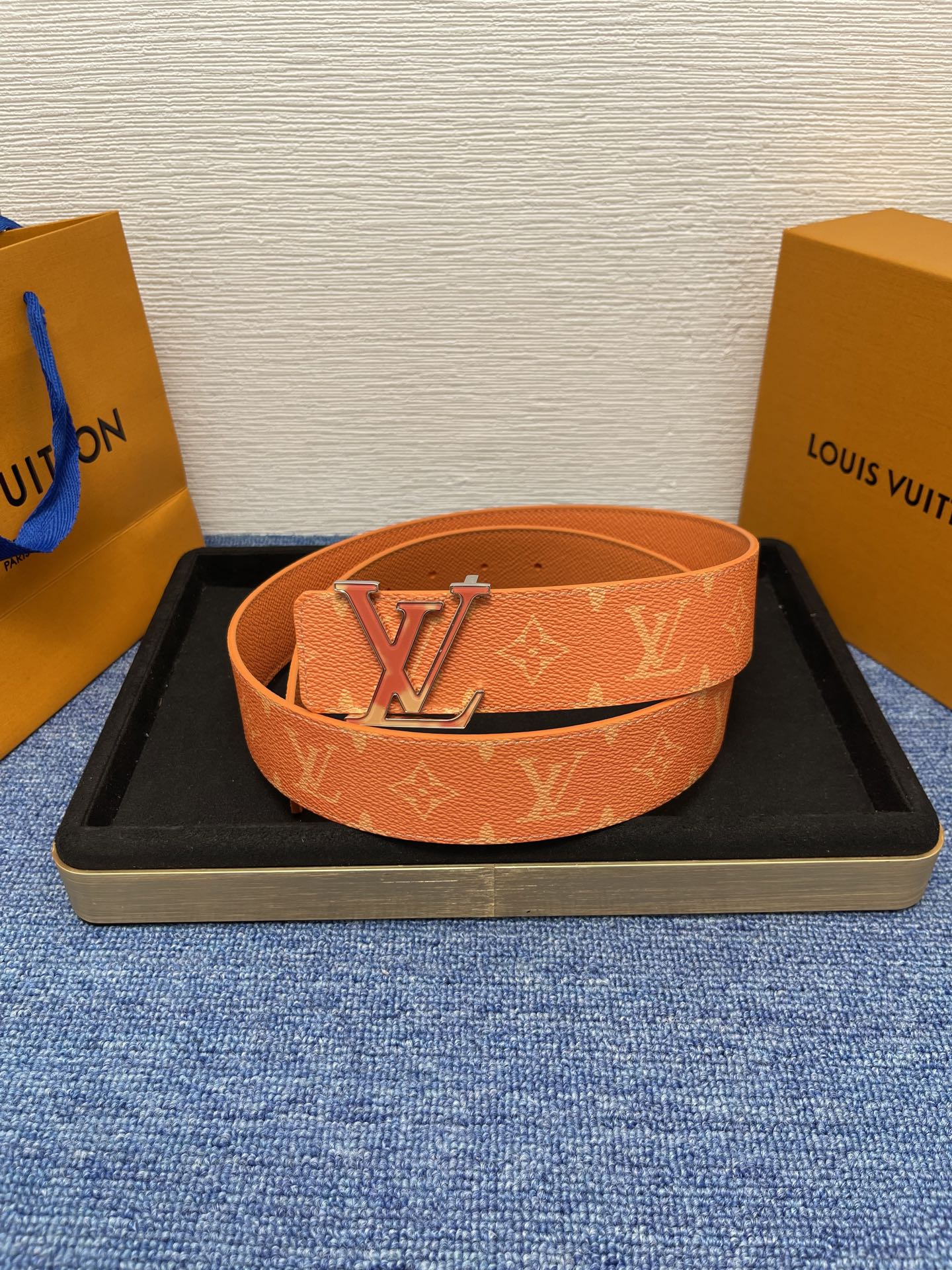 🔴 【品牌】LV  4．0cm 
🔴 【描述】这款饰有LV带扣的腰带配以水牛皮衬里，覆以Monogram