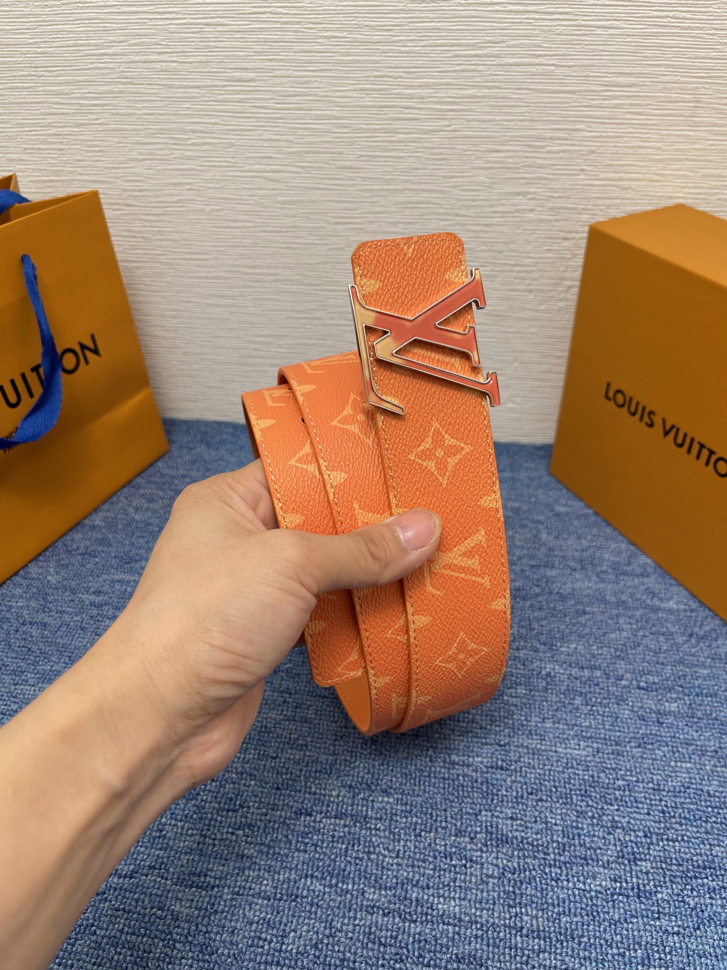 🔴 【品牌】LV  4．0cm 
🔴 【描述】这款饰有LV带扣的腰带配以水牛皮衬里，覆以Monogram