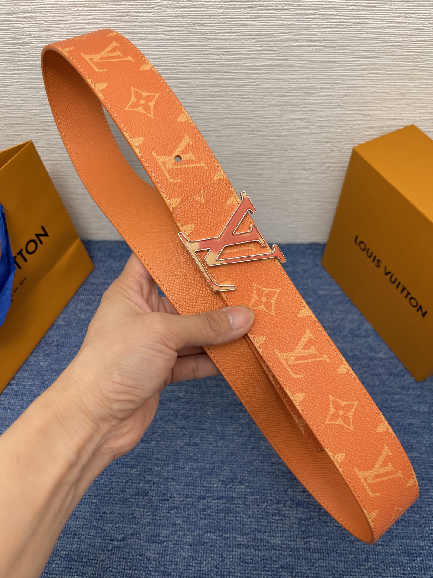 🔴 【品牌】LV  4．0cm 
🔴 【描述】这款饰有LV带扣的腰带配以水牛皮衬里，覆以Monogram