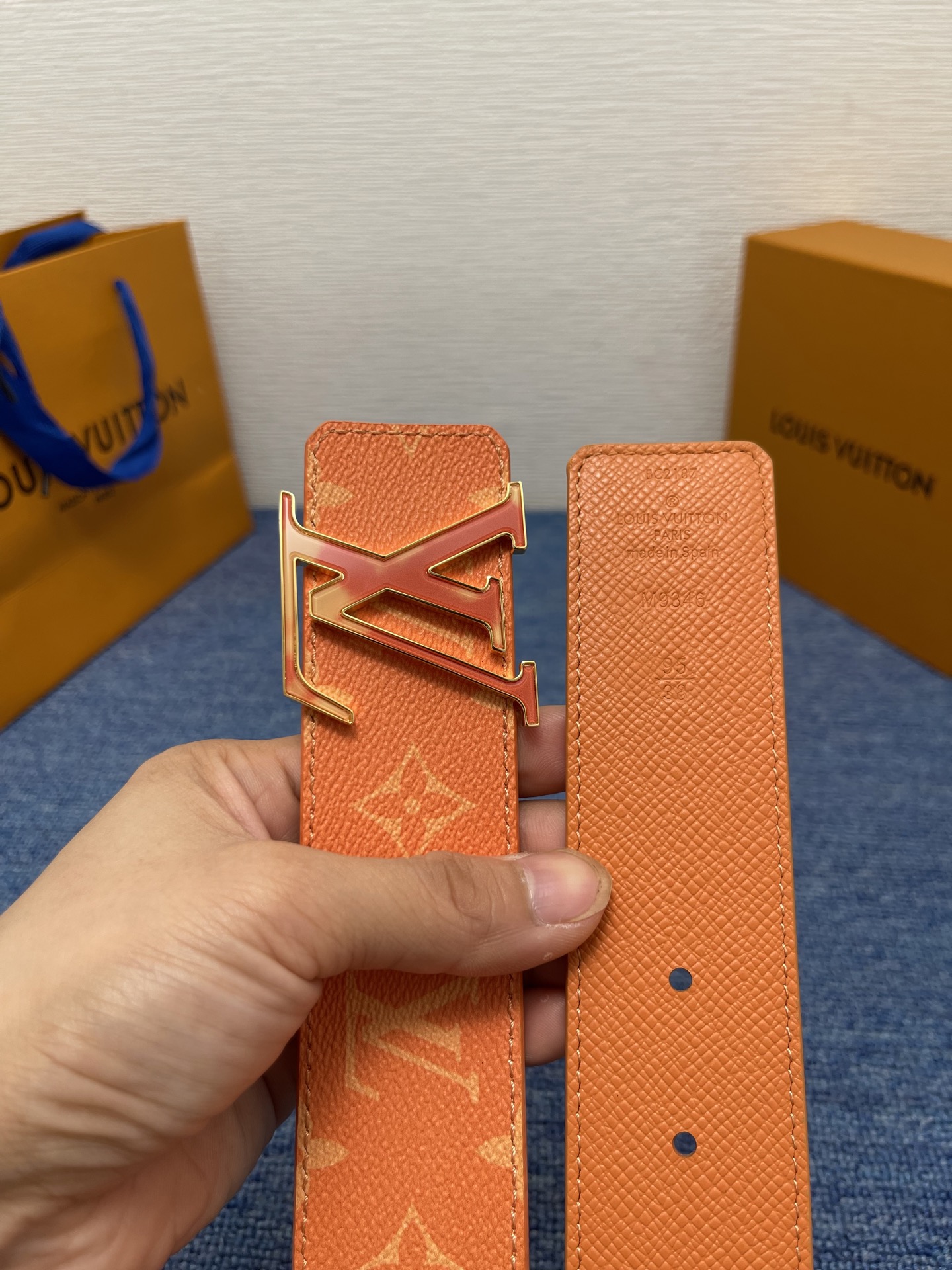 🔴 【品牌】LV  4．0cm 
🔴 【描述】这款饰有LV带扣的腰带配以水牛皮衬里，覆以Monogram