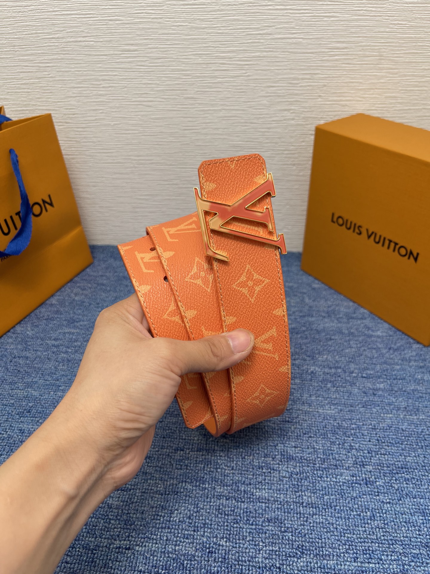 🔴 【品牌】LV  4．0cm 
🔴 【描述】这款饰有LV带扣的腰带配以水牛皮衬里，覆以Monogram