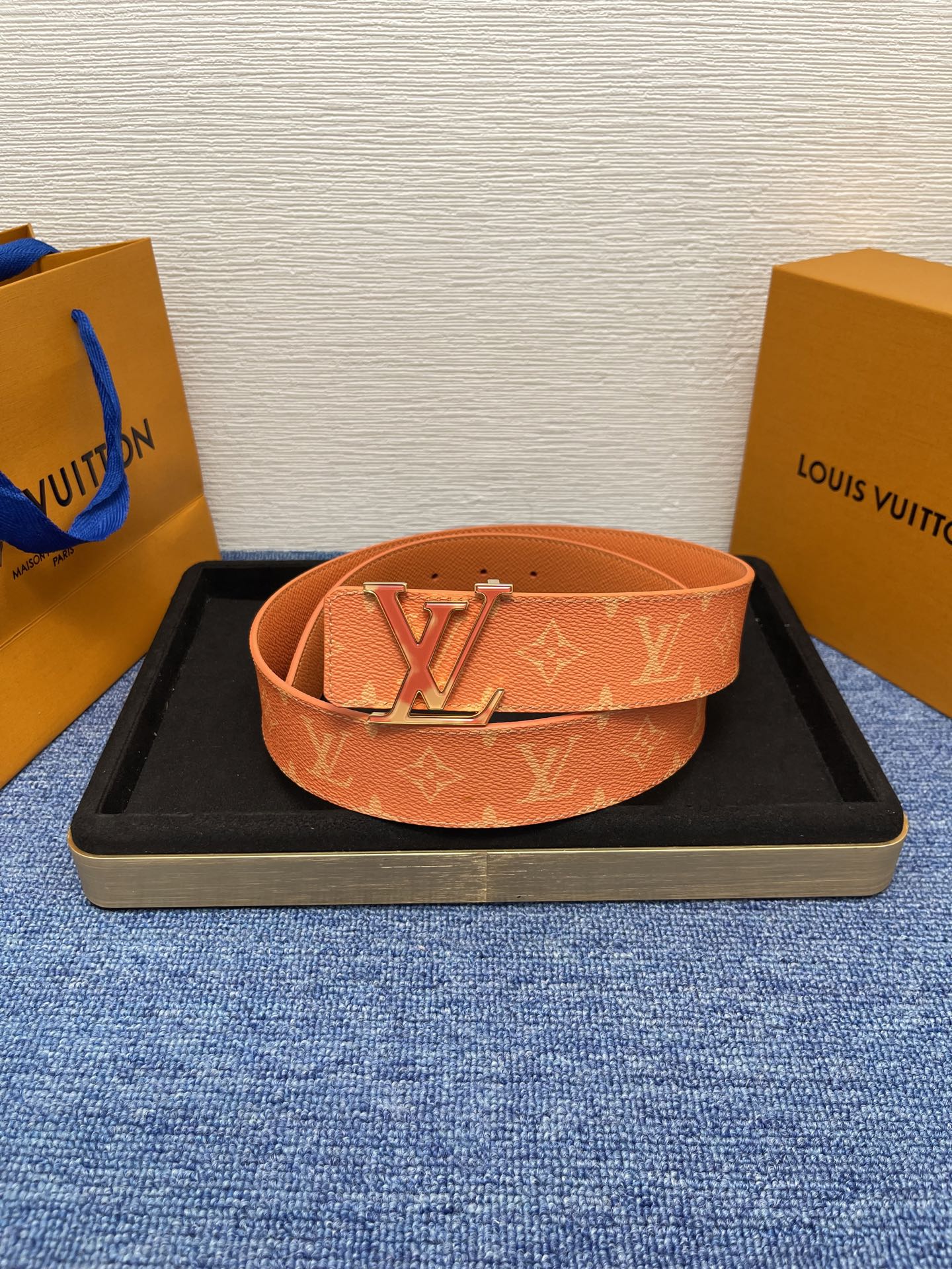 🔴 【品牌】LV  4．0cm 
🔴 【描述】这款饰有LV带扣的腰带配以水牛皮衬里，覆以Monogram