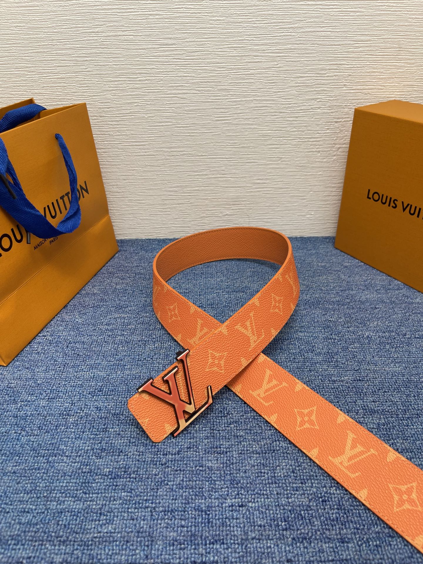 🔴 【品牌】LV  4．0cm 
🔴 【描述】这款饰有LV带扣的腰带配以水牛皮衬里，覆以Monogram