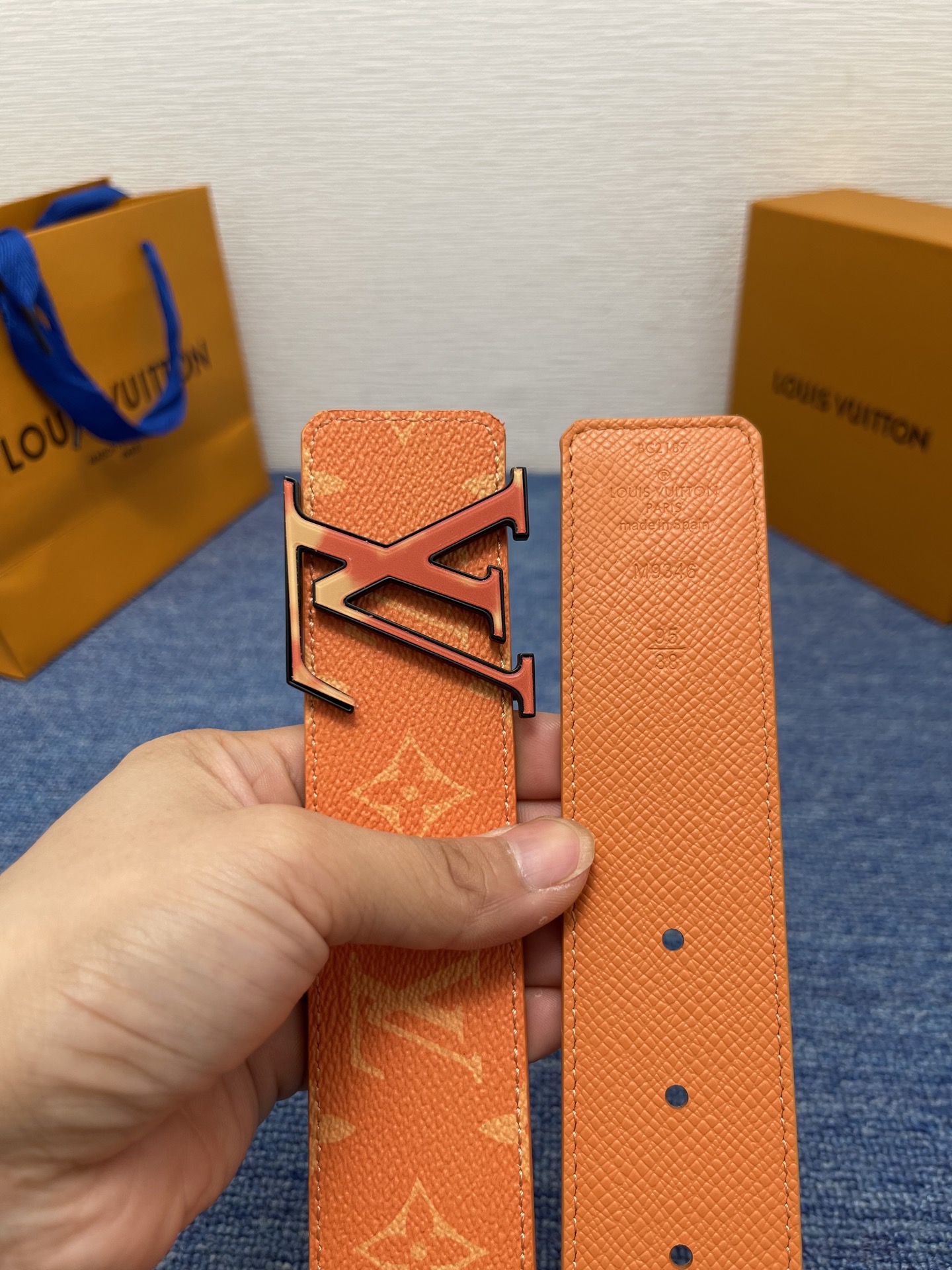 🔴 【品牌】LV  4．0cm 
🔴 【描述】这款饰有LV带扣的腰带配以水牛皮衬里，覆以Monogram