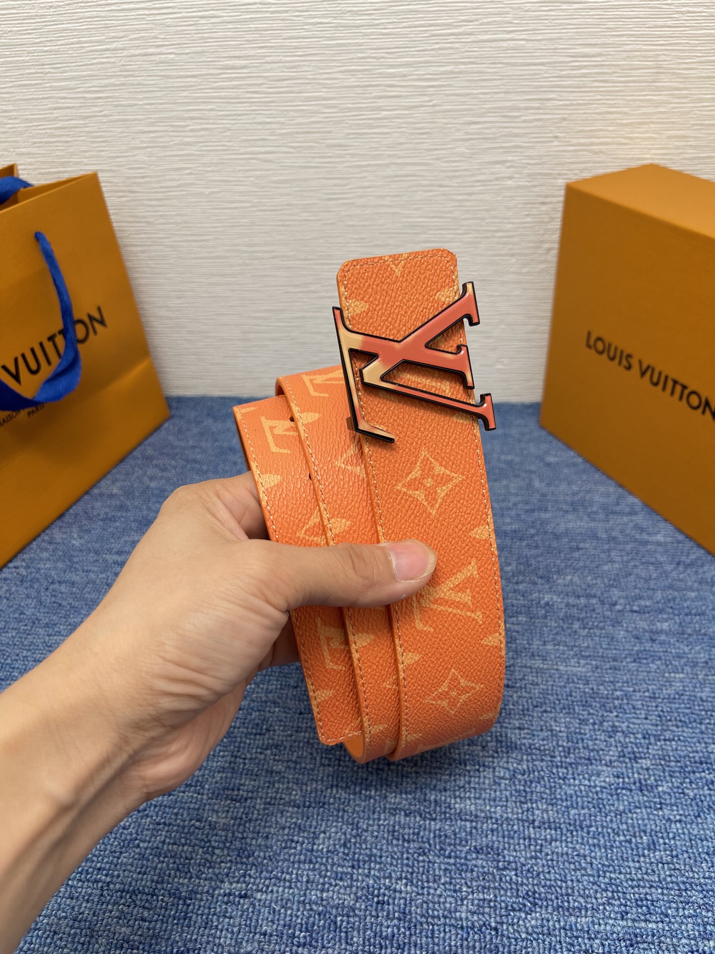🔴 【品牌】LV  4．0cm 
🔴 【描述】这款饰有LV带扣的腰带配以水牛皮衬里，覆以Monogram