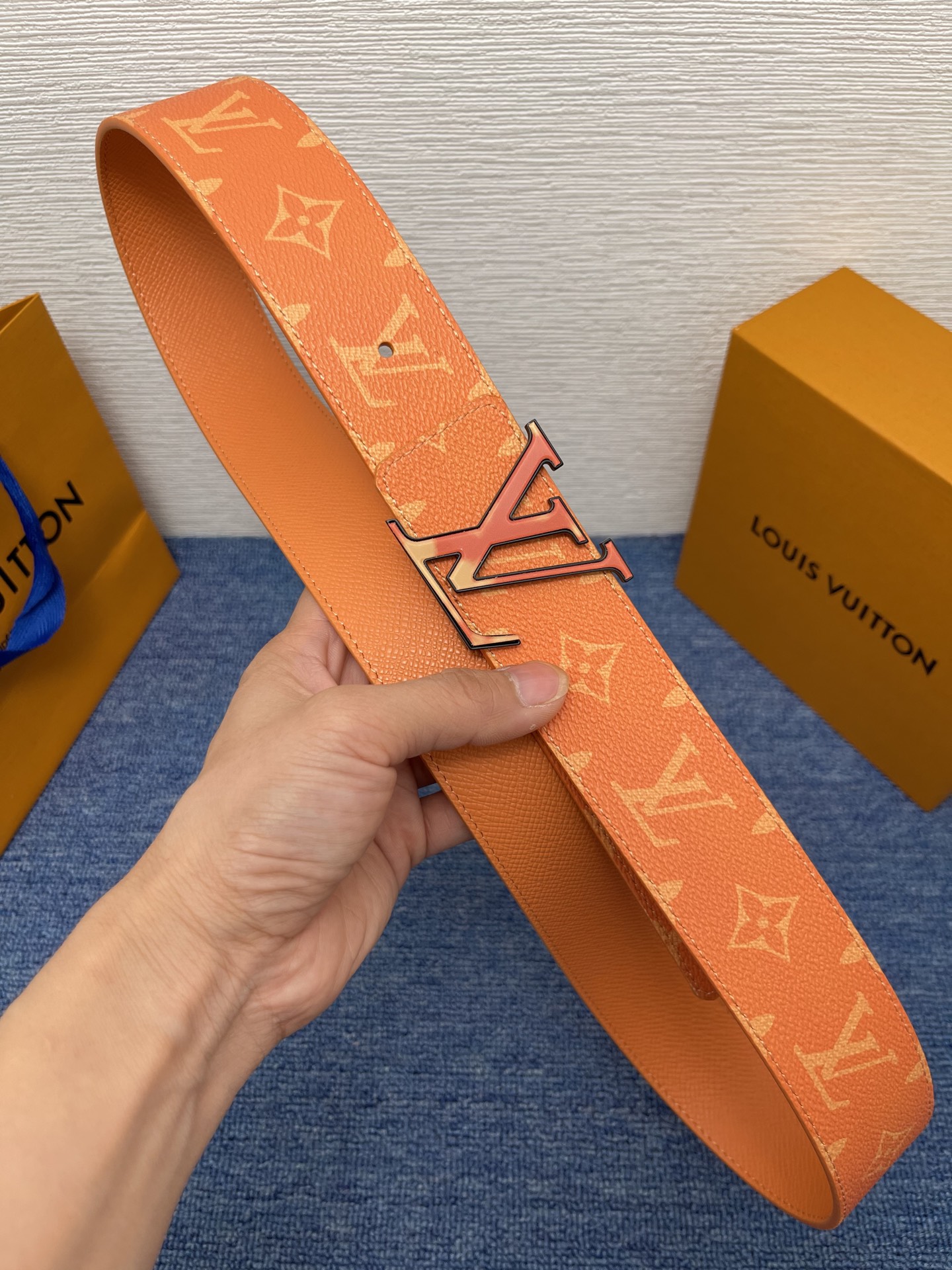 🔴 【品牌】LV  4．0cm 
🔴 【描述】这款饰有LV带扣的腰带配以水牛皮衬里，覆以Monogram