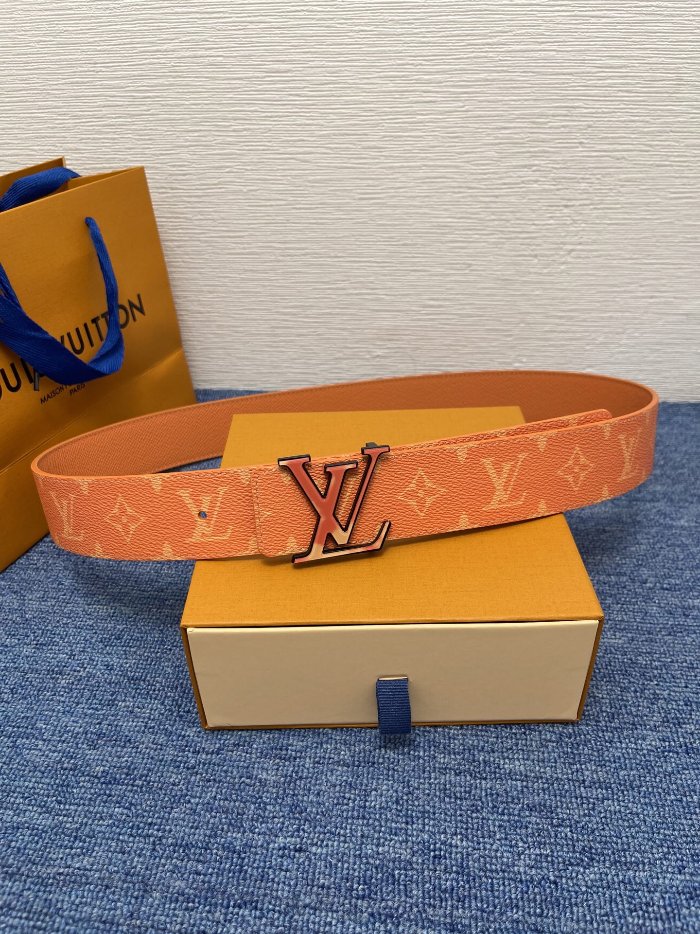 🔴 【品牌】LV  4．0cm 
🔴 【描述】这款饰有LV带扣的腰带配以水牛皮衬里，覆以Monogram