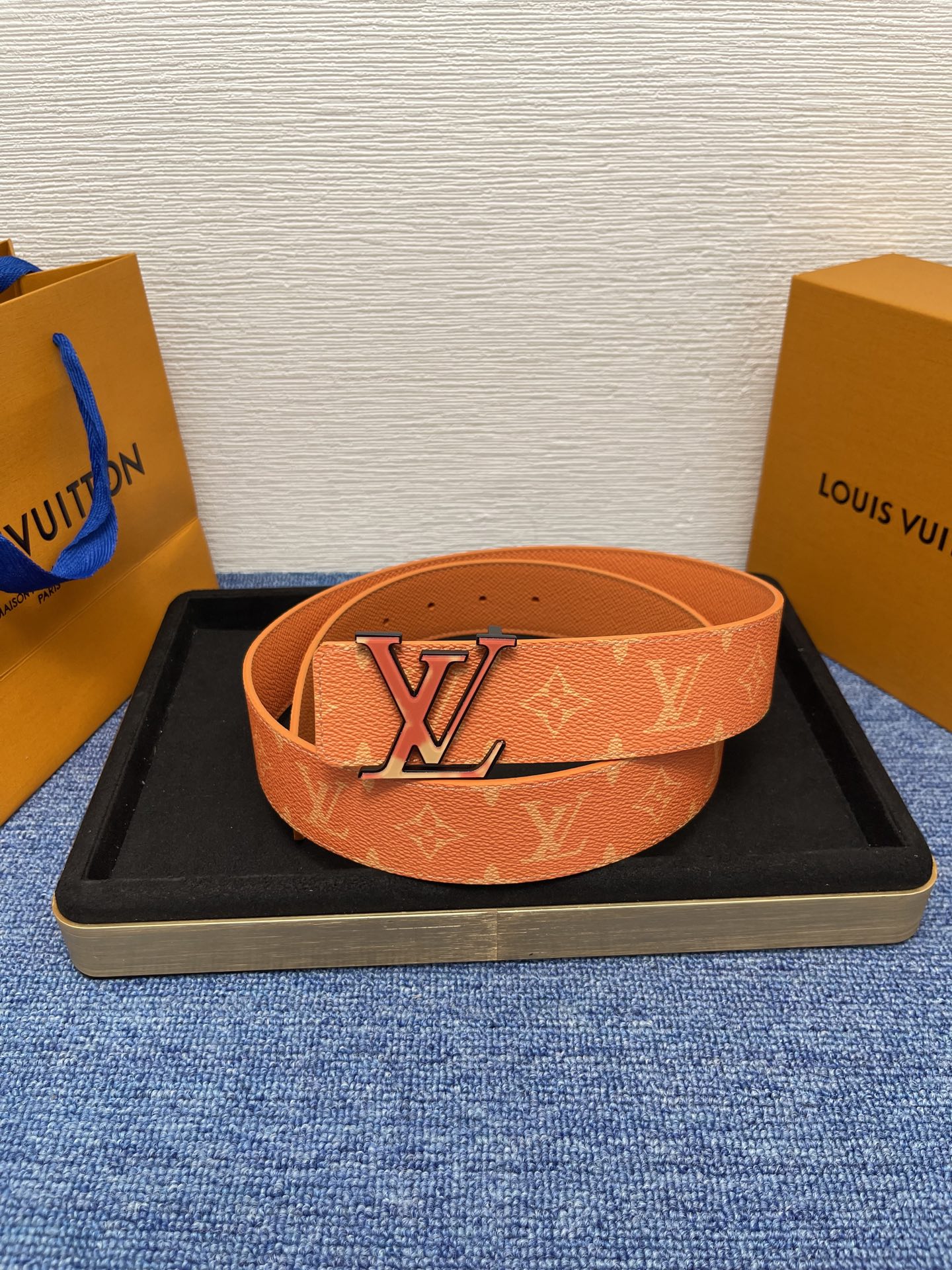 🔴 【品牌】LV  4．0cm 
🔴 【描述】这款饰有LV带扣的腰带配以水牛皮衬里，覆以Monogram