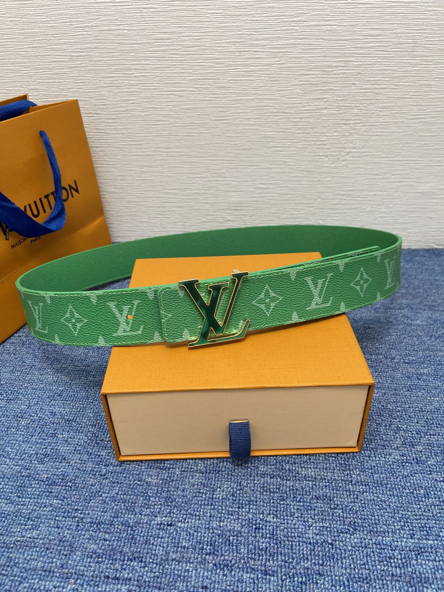 🔴 【品牌】LV  4．0cm 
🔴 【描述】这款饰有LV带扣的腰带配以水牛皮衬里，覆以Monogram