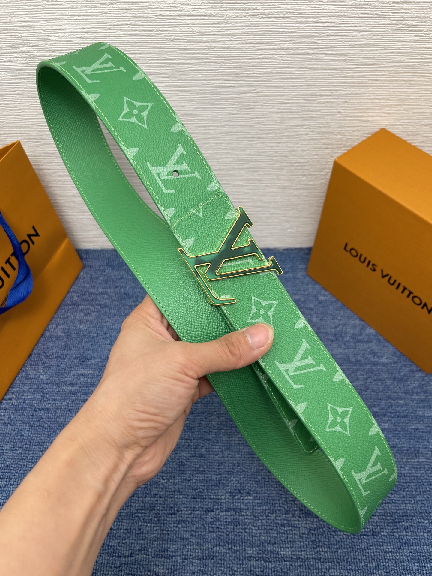 🔴 【品牌】LV  4．0cm 
🔴 【描述】这款饰有LV带扣的腰带配以水牛皮衬里，覆以Monogram