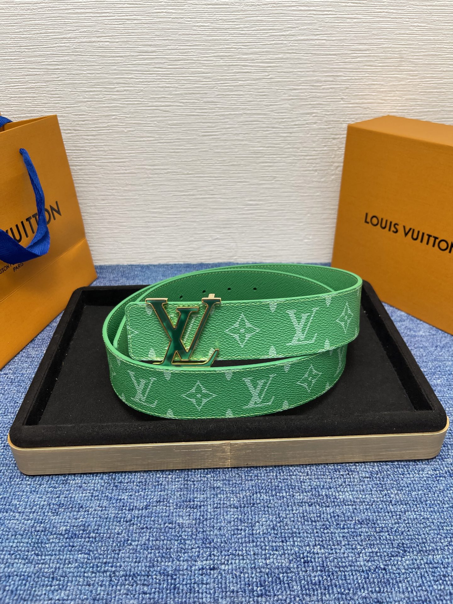 🔴 【品牌】LV  4．0cm 
🔴 【描述】这款饰有LV带扣的腰带配以水牛皮衬里，覆以Monogram