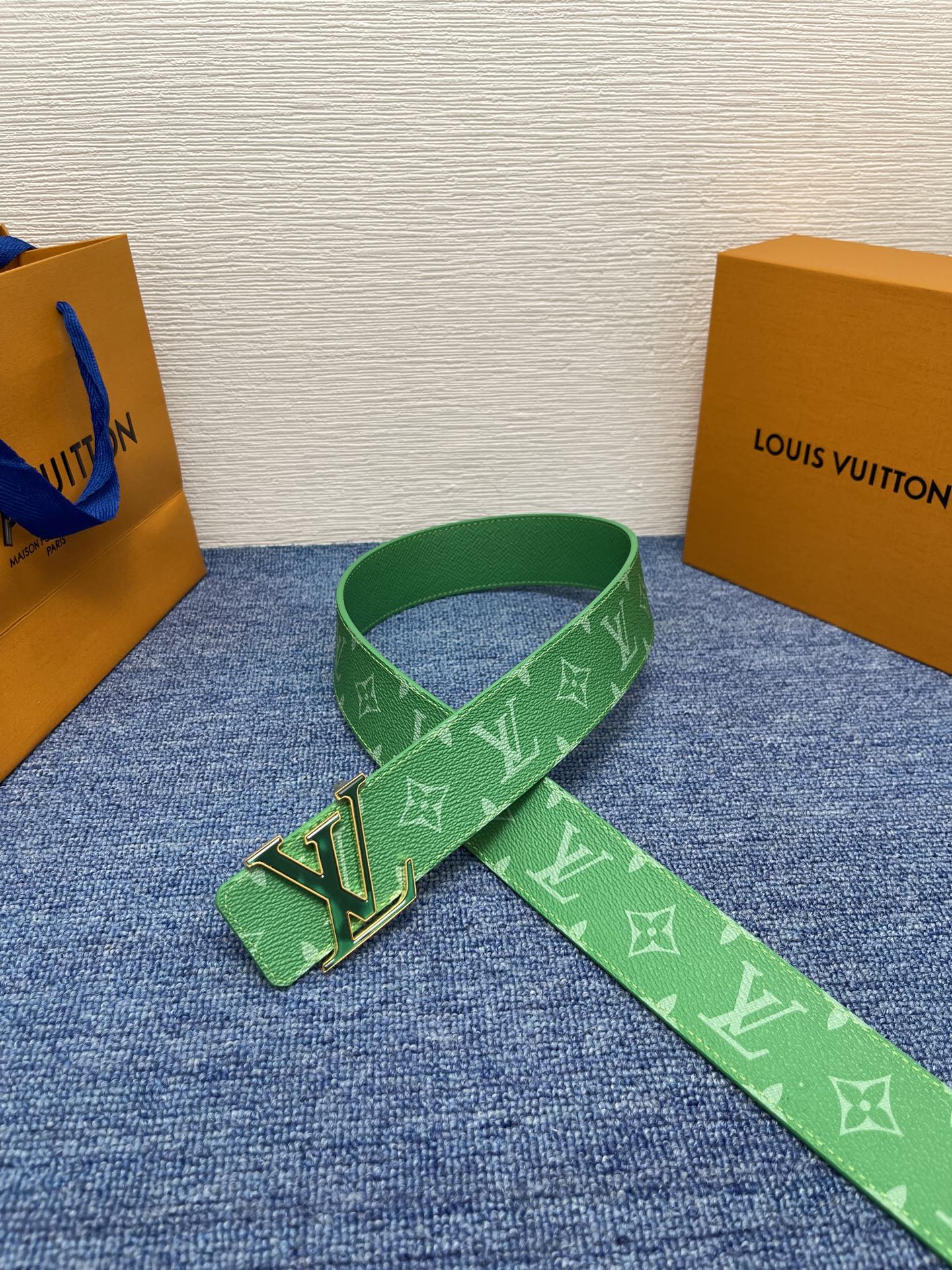 🔴 【品牌】LV  4．0cm 
🔴 【描述】这款饰有LV带扣的腰带配以水牛皮衬里，覆以Monogram
