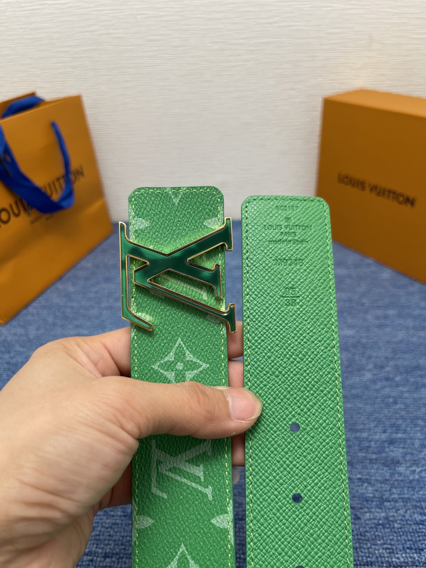 🔴 【品牌】LV  4．0cm 
🔴 【描述】这款饰有LV带扣的腰带配以水牛皮衬里，覆以Monogram