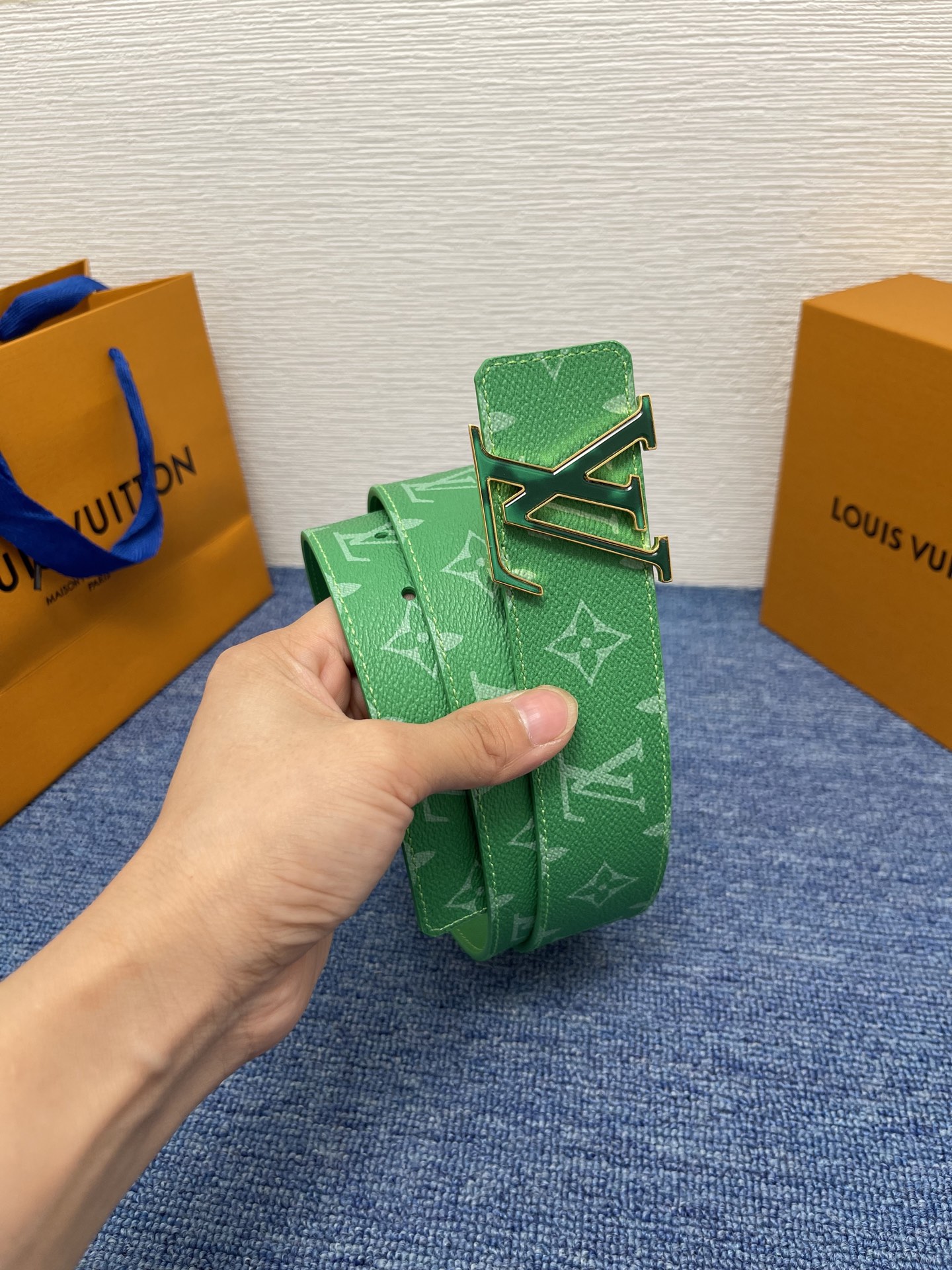 🔴 【品牌】LV  4．0cm 
🔴 【描述】这款饰有LV带扣的腰带配以水牛皮衬里，覆以Monogram