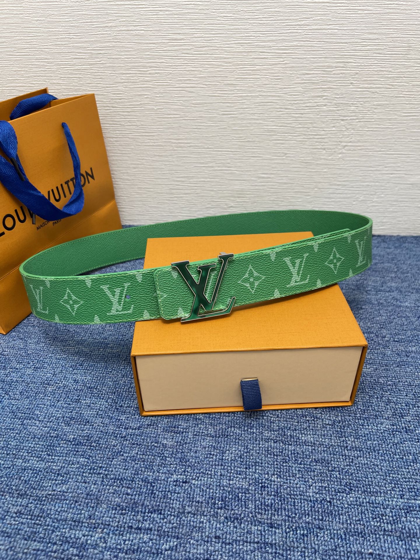 🔴 【品牌】LV  4．0cm 
🔴 【描述】这款饰有LV带扣的腰带配以水牛皮衬里，覆以Monogram