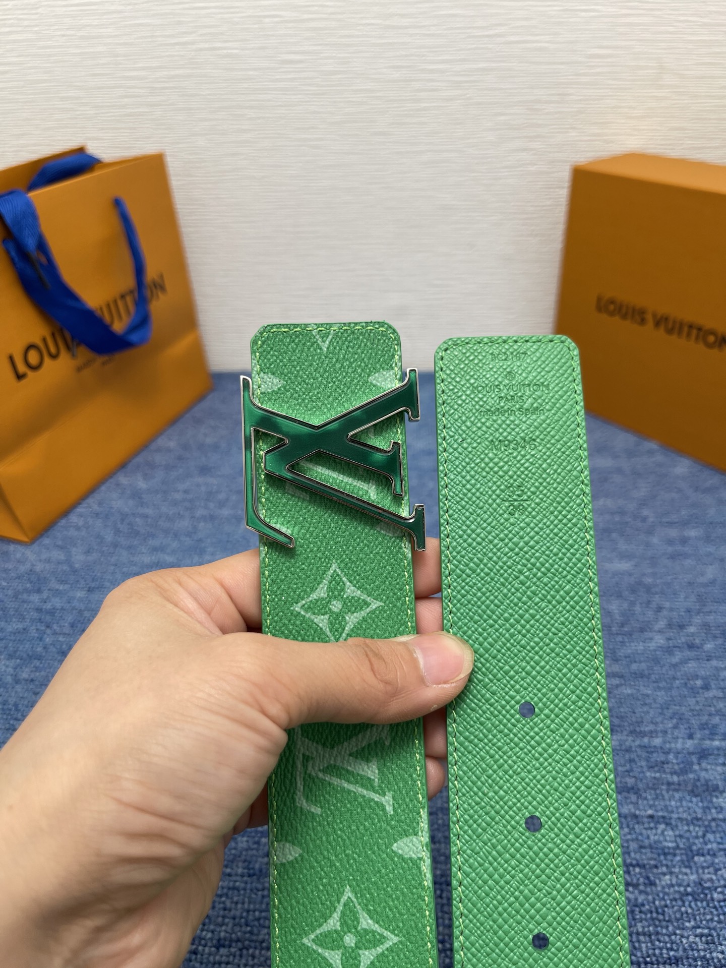 🔴 【品牌】LV  4．0cm 
🔴 【描述】这款饰有LV带扣的腰带配以水牛皮衬里，覆以Monogram