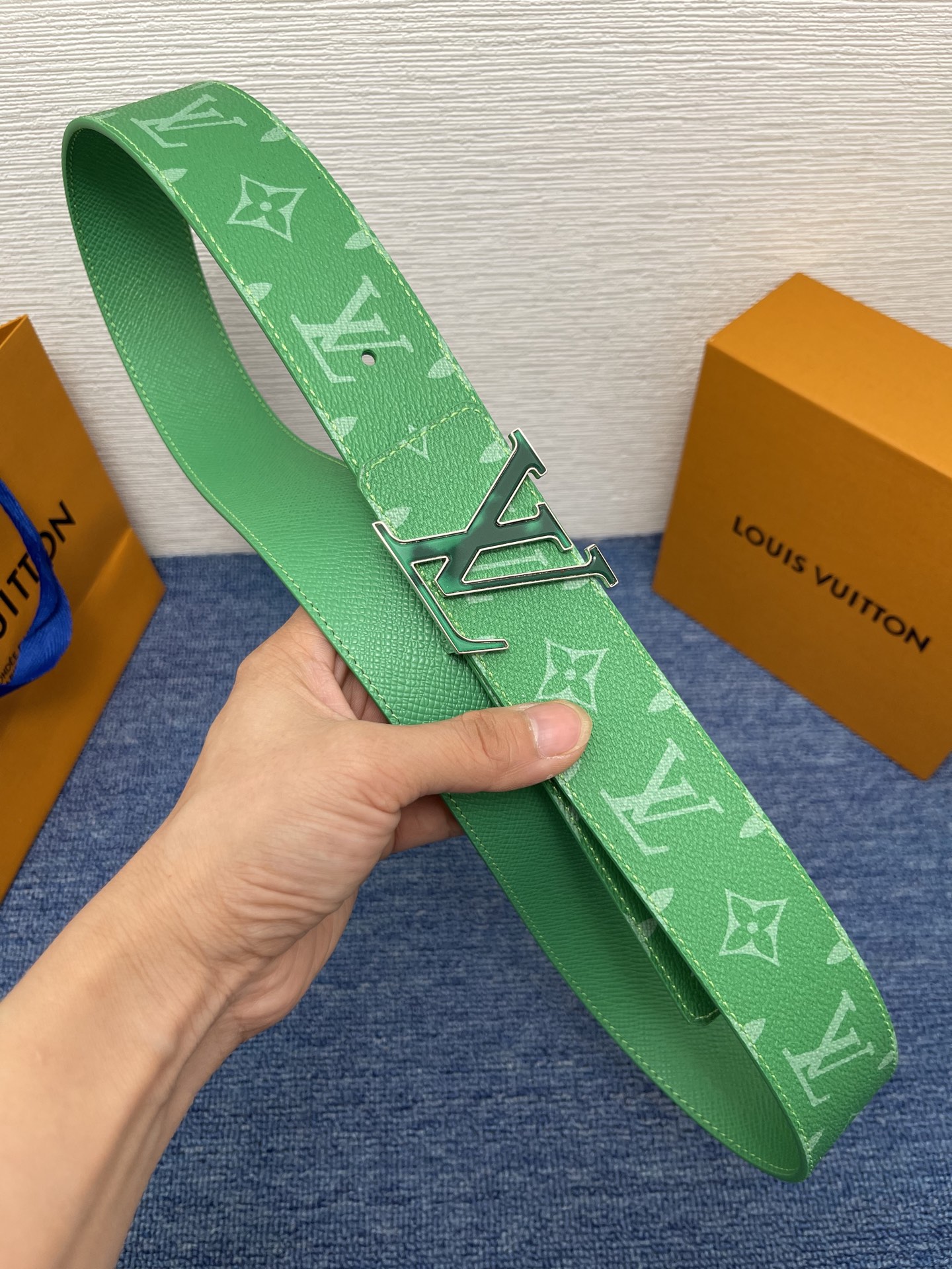🔴 【品牌】LV  4．0cm 
🔴 【描述】这款饰有LV带扣的腰带配以水牛皮衬里，覆以Monogram