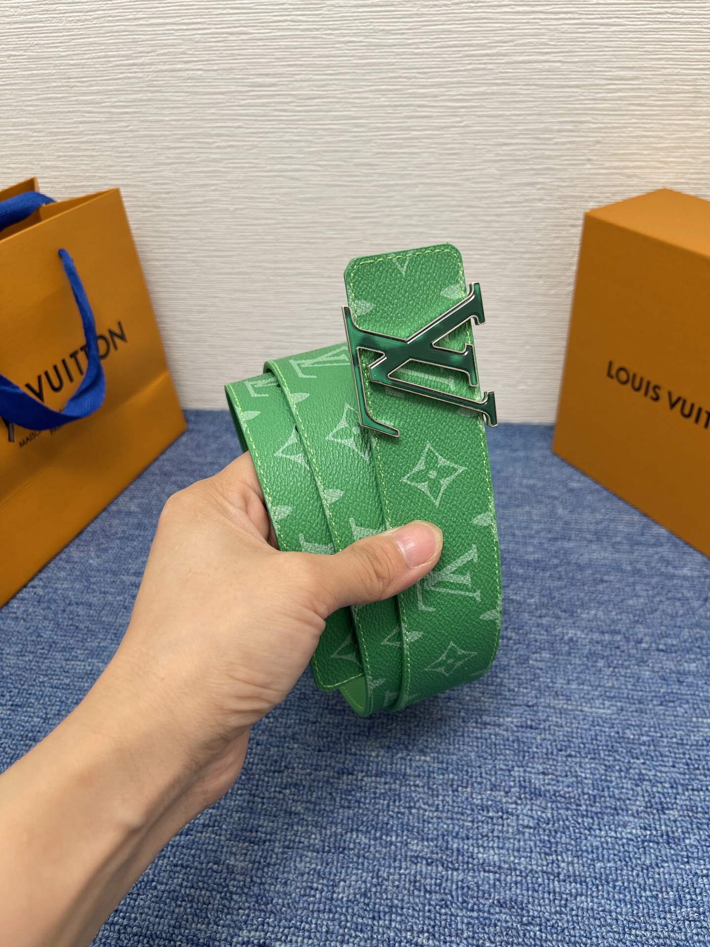 🔴 【品牌】LV  4．0cm 
🔴 【描述】这款饰有LV带扣的腰带配以水牛皮衬里，覆以Monogram