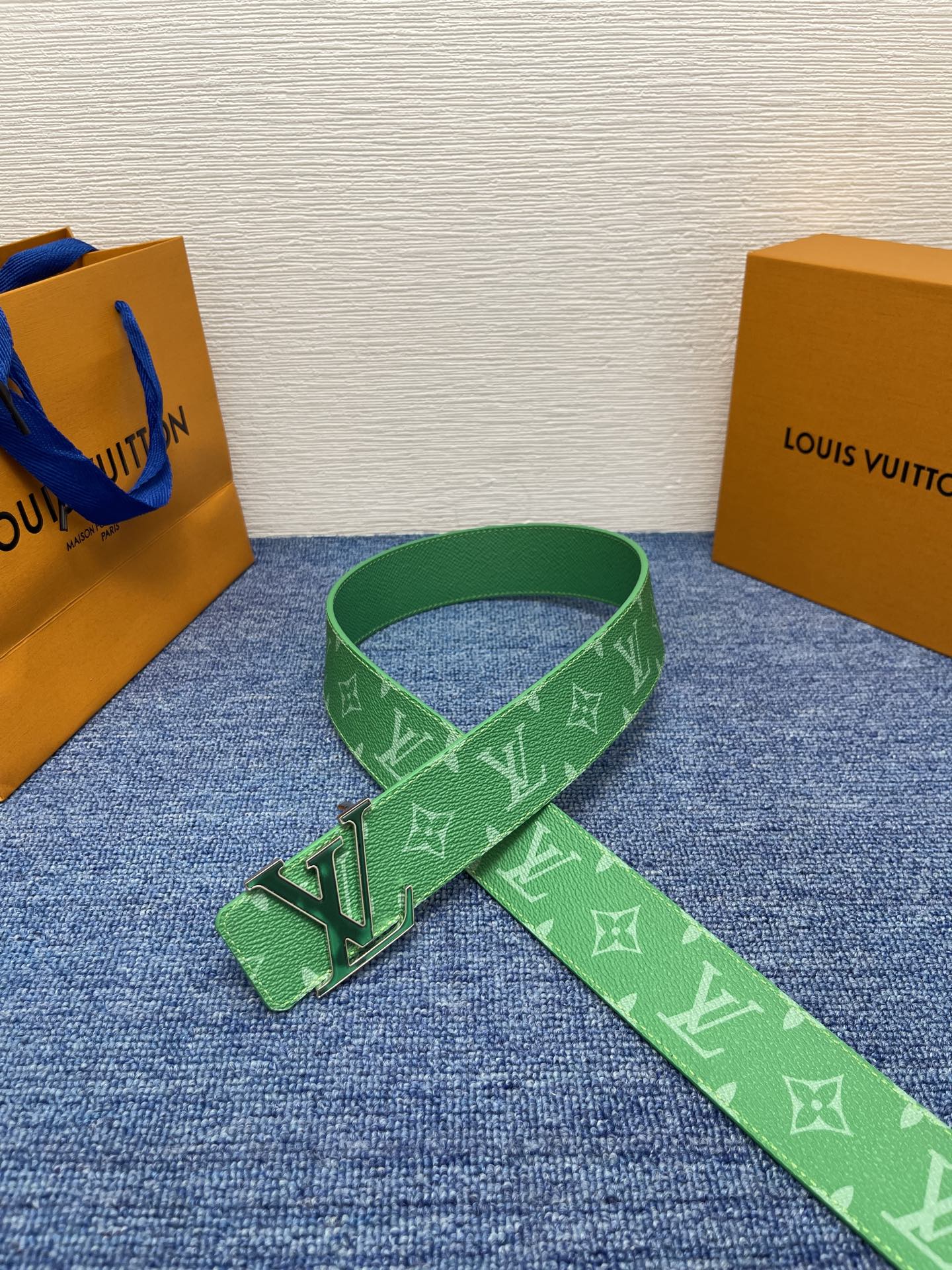 🔴 【品牌】LV  4．0cm 
🔴 【描述】这款饰有LV带扣的腰带配以水牛皮衬里，覆以Monogram