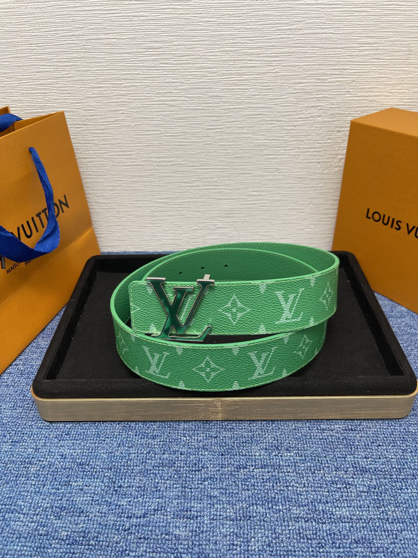 🔴 【品牌】LV  4．0cm 
🔴 【描述】这款饰有LV带扣的腰带配以水牛皮衬里，覆以Monogram