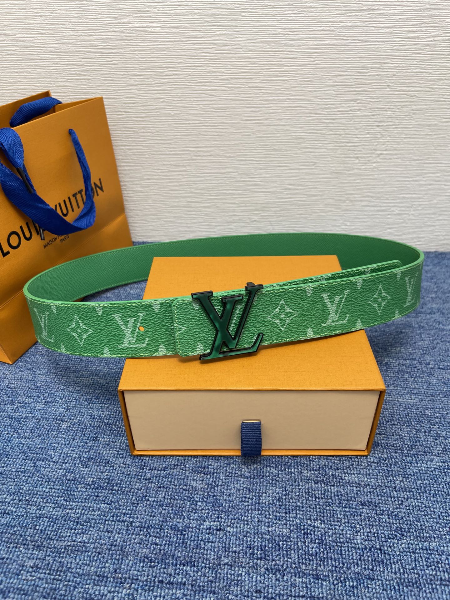 🔴 【品牌】LV  4．0cm 
🔴 【描述】这款饰有LV带扣的腰带配以水牛皮衬里，覆以Monogram