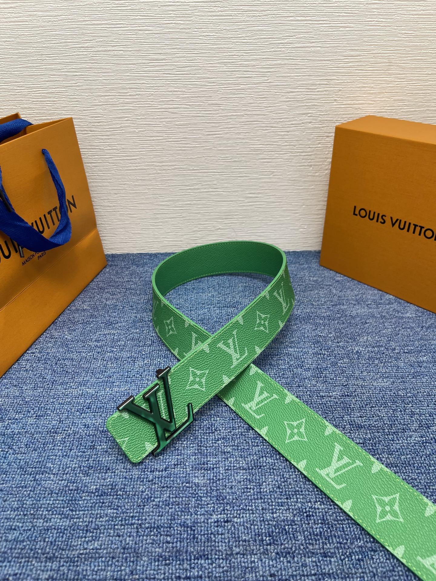 🔴 【品牌】LV  4．0cm 
🔴 【描述】这款饰有LV带扣的腰带配以水牛皮衬里，覆以Monogram