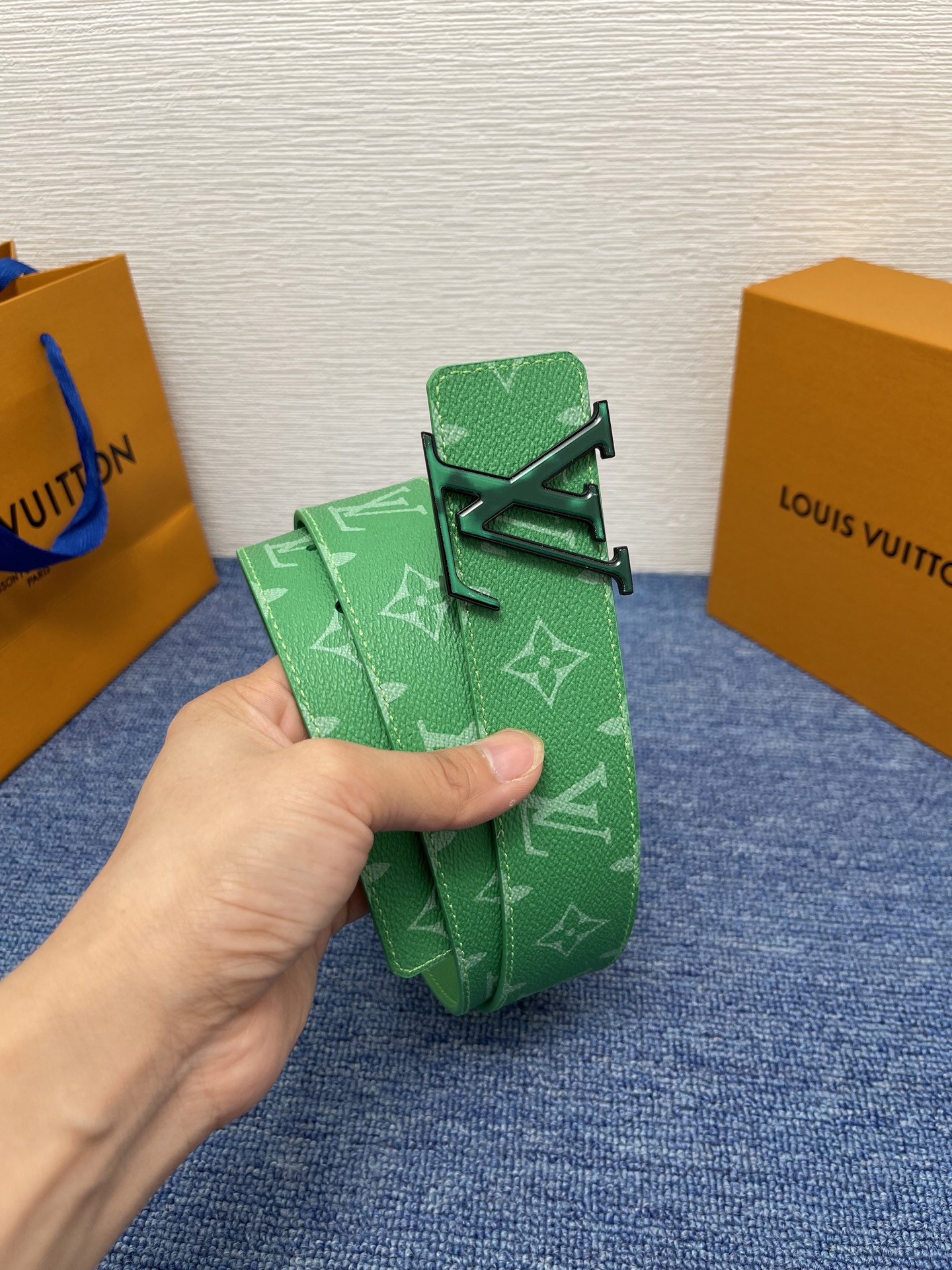 🔴 【品牌】LV  4．0cm 
🔴 【描述】这款饰有LV带扣的腰带配以水牛皮衬里，覆以Monogram