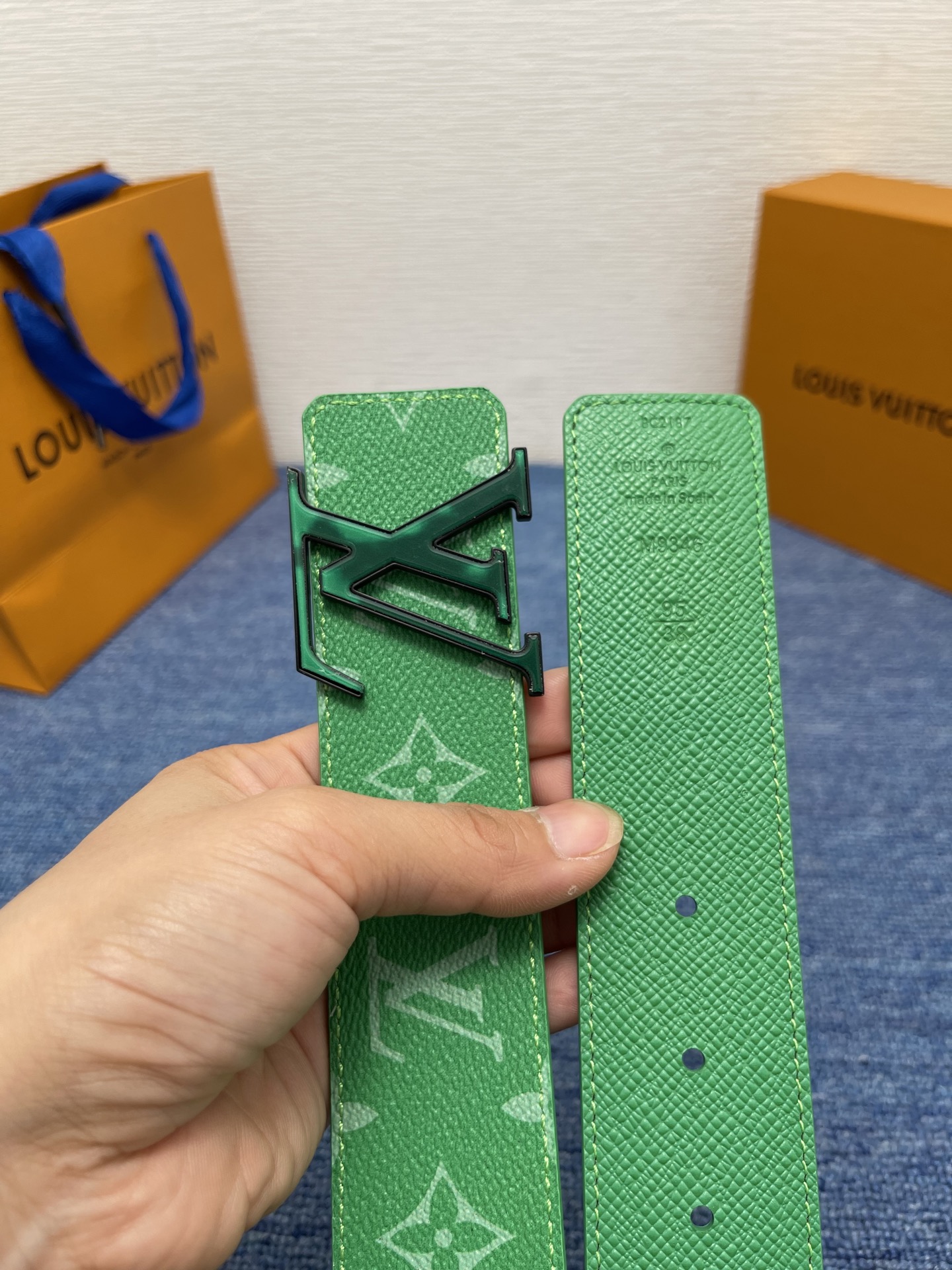 🔴 【品牌】LV  4．0cm 
🔴 【描述】这款饰有LV带扣的腰带配以水牛皮衬里，覆以Monogram