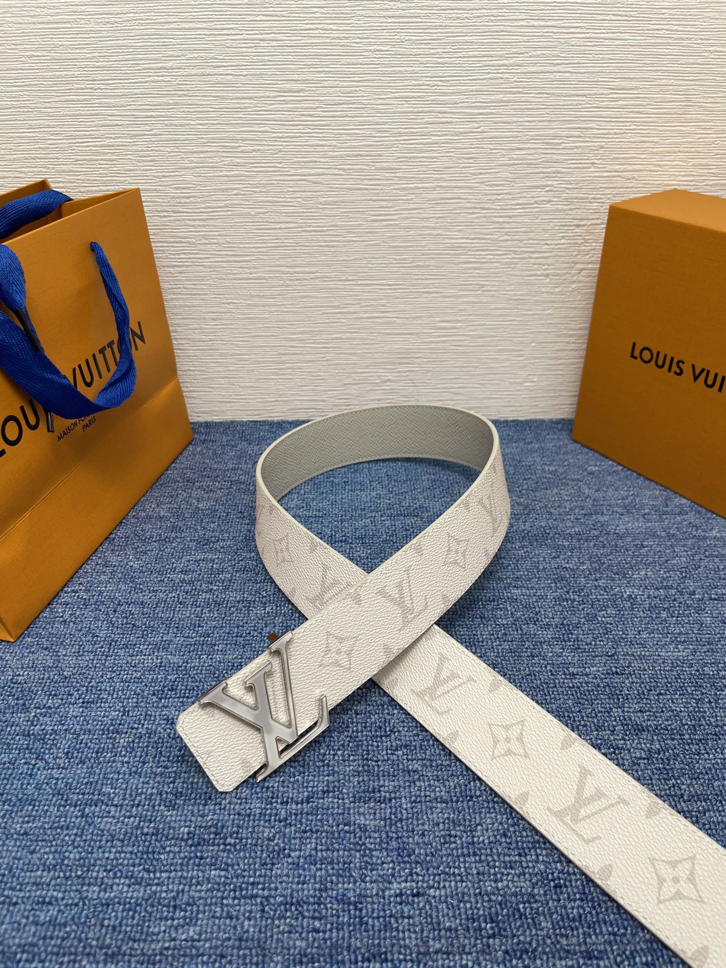 🔴 【品牌】LV  4．0cm 
🔴 【描述】这款饰有LV带扣的腰带配以水牛皮衬里，覆以Monogram
