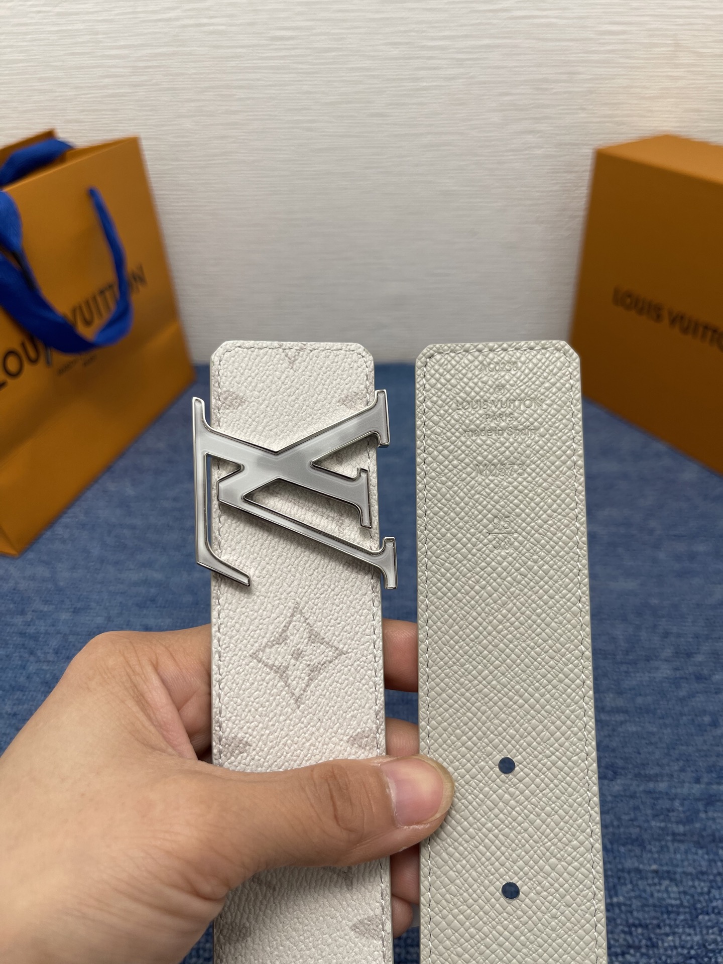 🔴 【品牌】LV  4．0cm 
🔴 【描述】这款饰有LV带扣的腰带配以水牛皮衬里，覆以Monogram