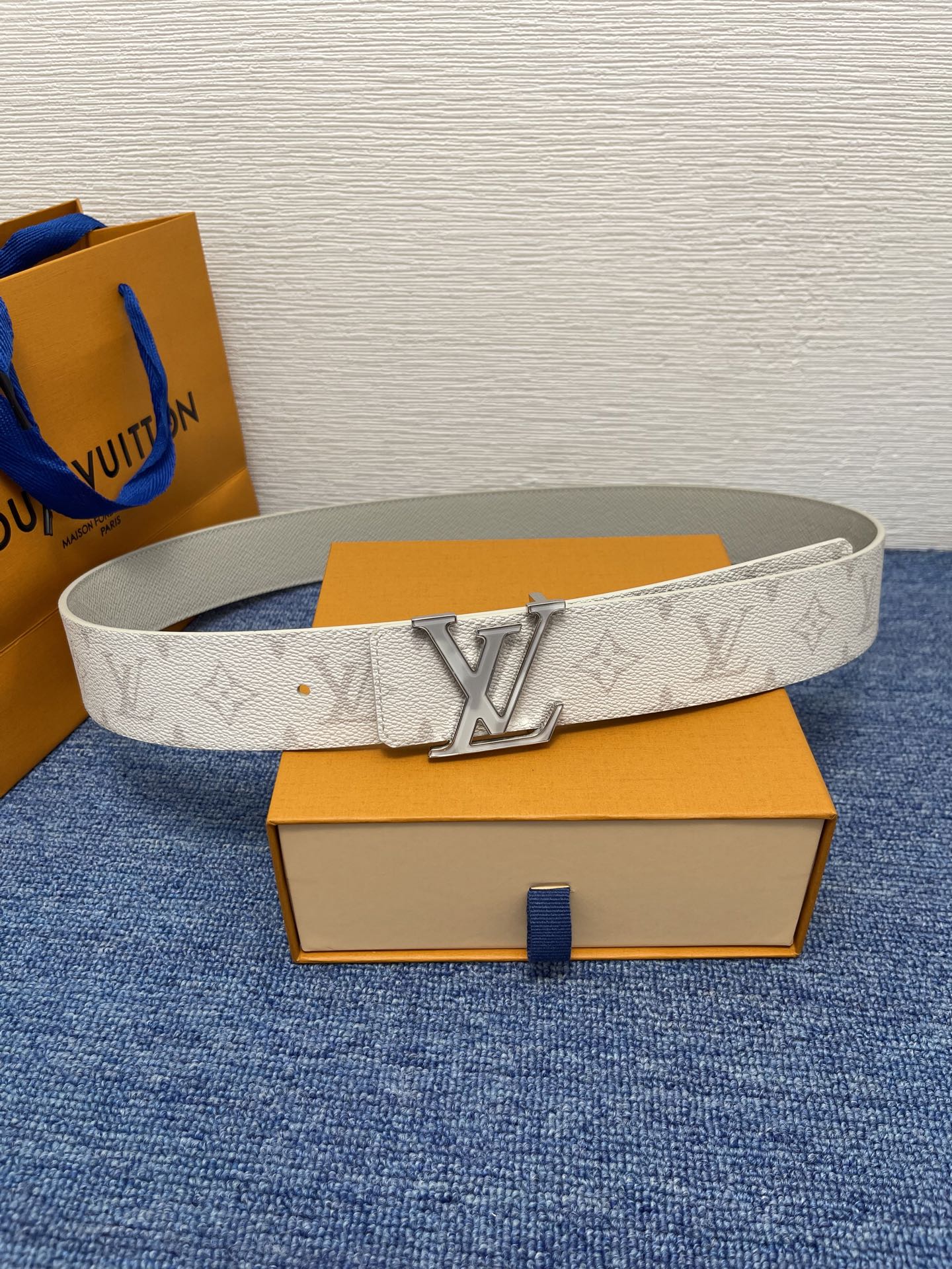 🔴 【品牌】LV  4．0cm 
🔴 【描述】这款饰有LV带扣的腰带配以水牛皮衬里，覆以Monogram