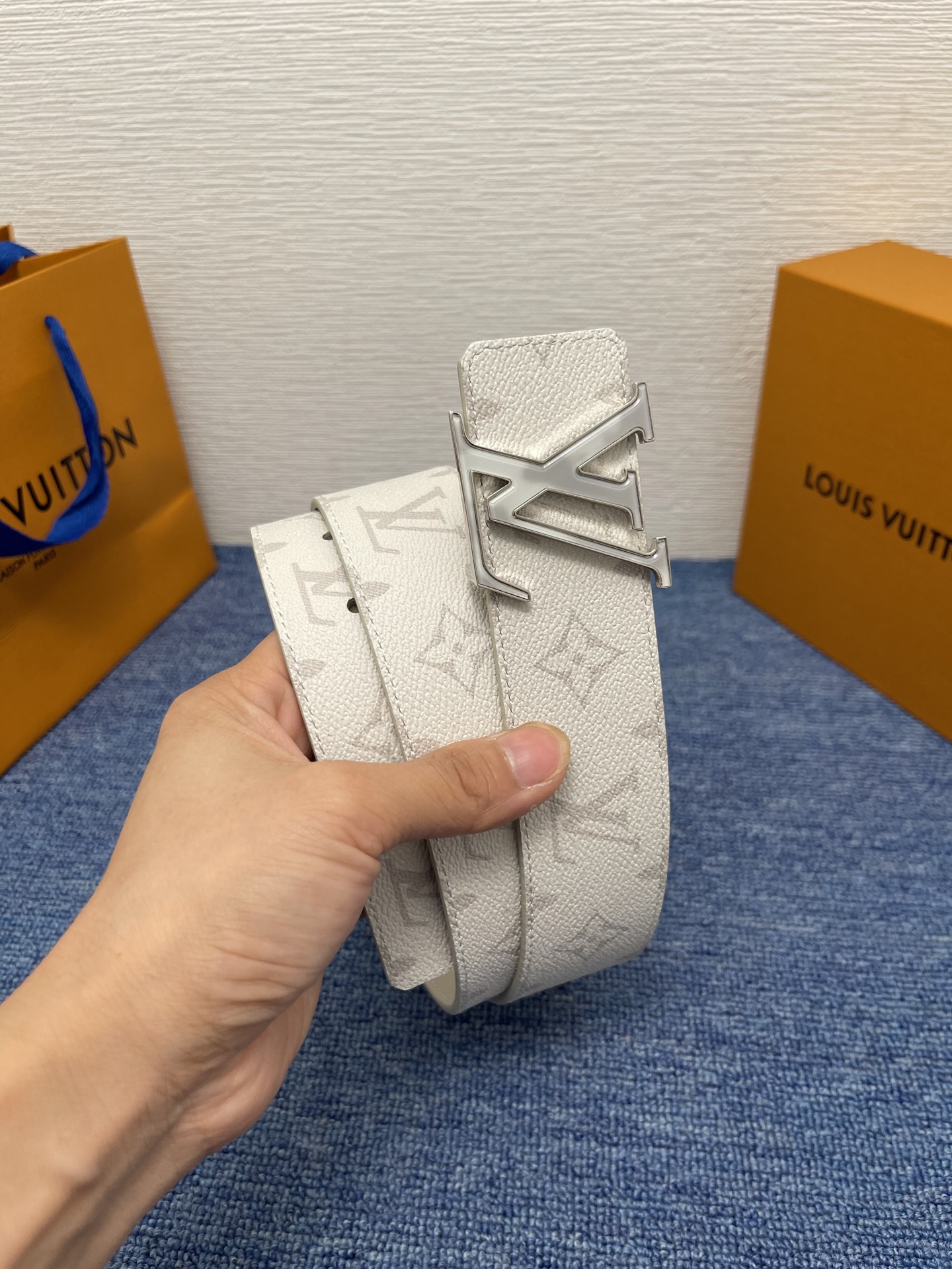 🔴 【品牌】LV  4．0cm 
🔴 【描述】这款饰有LV带扣的腰带配以水牛皮衬里，覆以Monogram