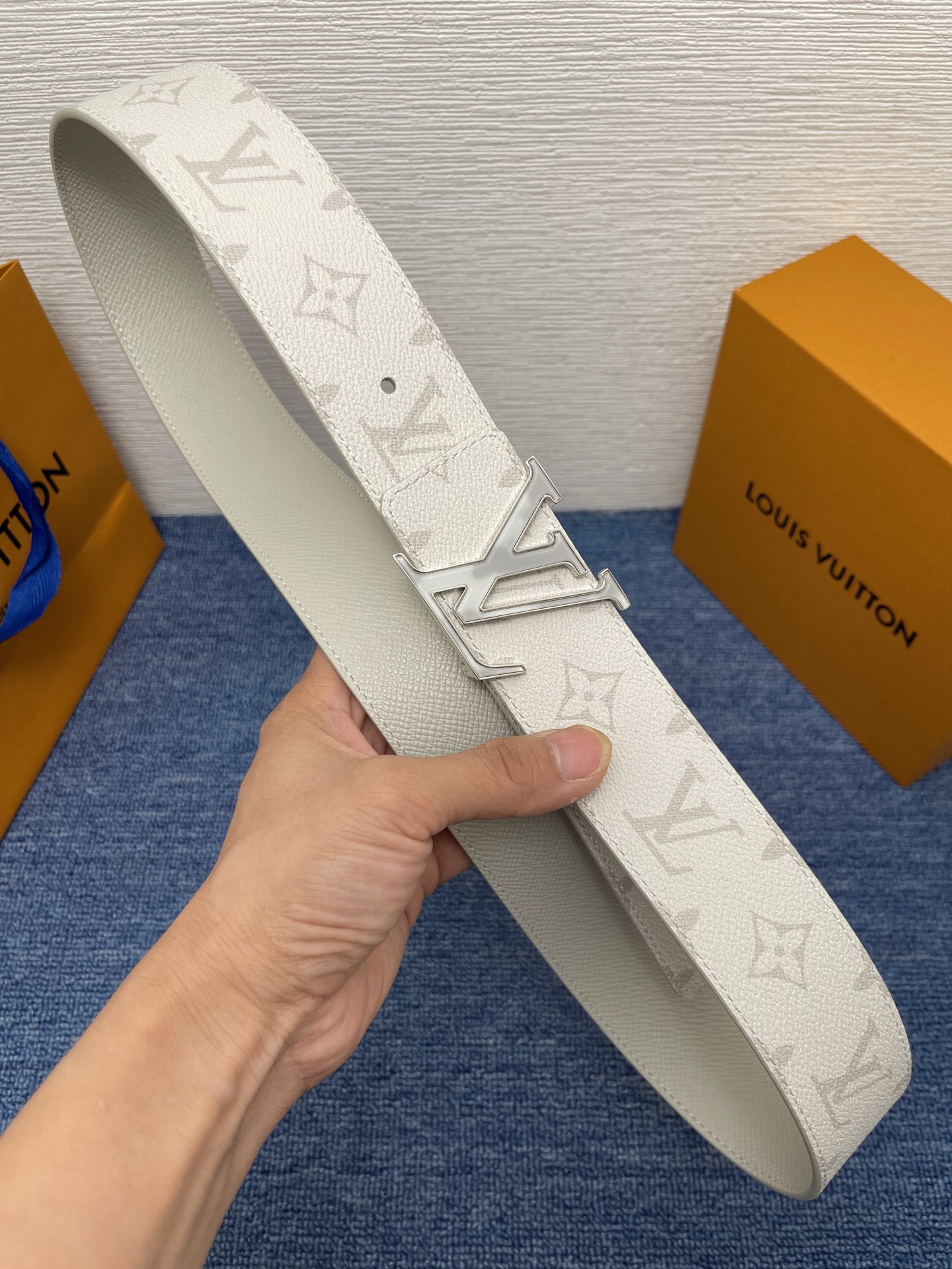 🔴 【品牌】LV  4．0cm 
🔴 【描述】这款饰有LV带扣的腰带配以水牛皮衬里，覆以Monogram