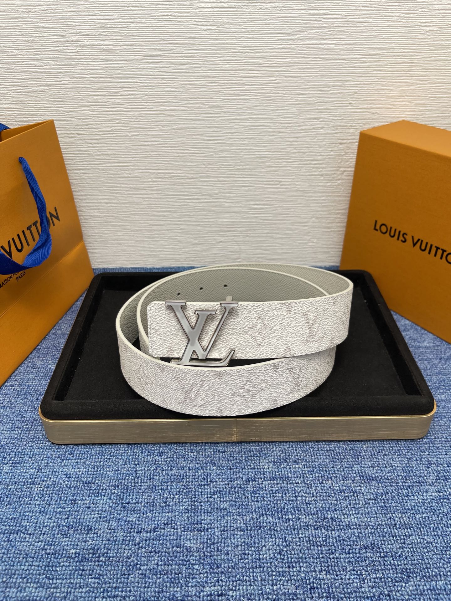 🔴 【品牌】LV  4．0cm 
🔴 【描述】这款饰有LV带扣的腰带配以水牛皮衬里，覆以Monogram