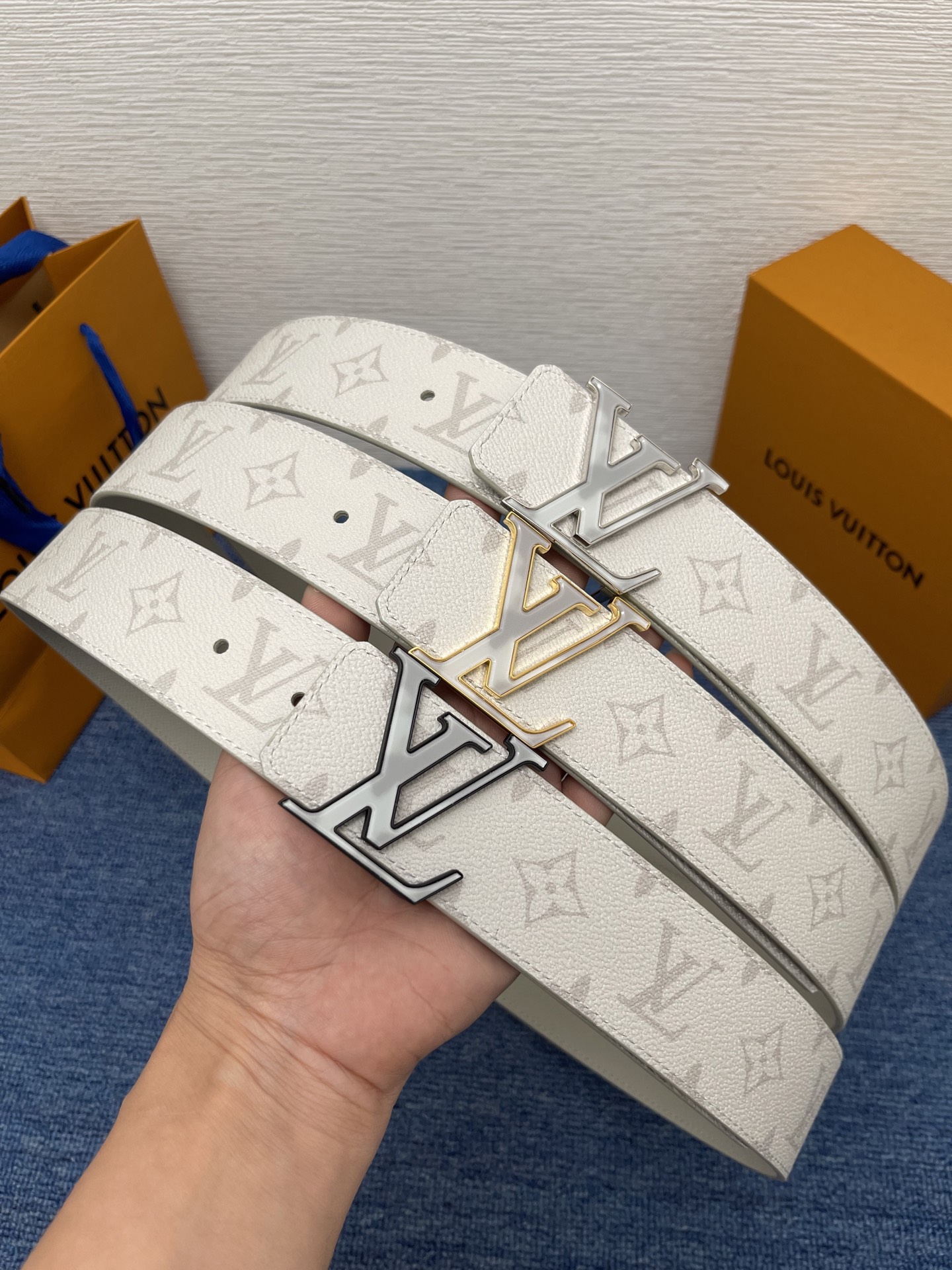 🔴 【品牌】LV  4．0cm 
🔴 【描述】这款饰有LV带扣的腰带配以水牛皮衬里，覆以Monogram